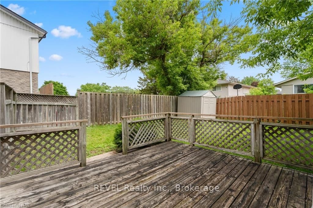 88 MANLEY Crescent photo 4