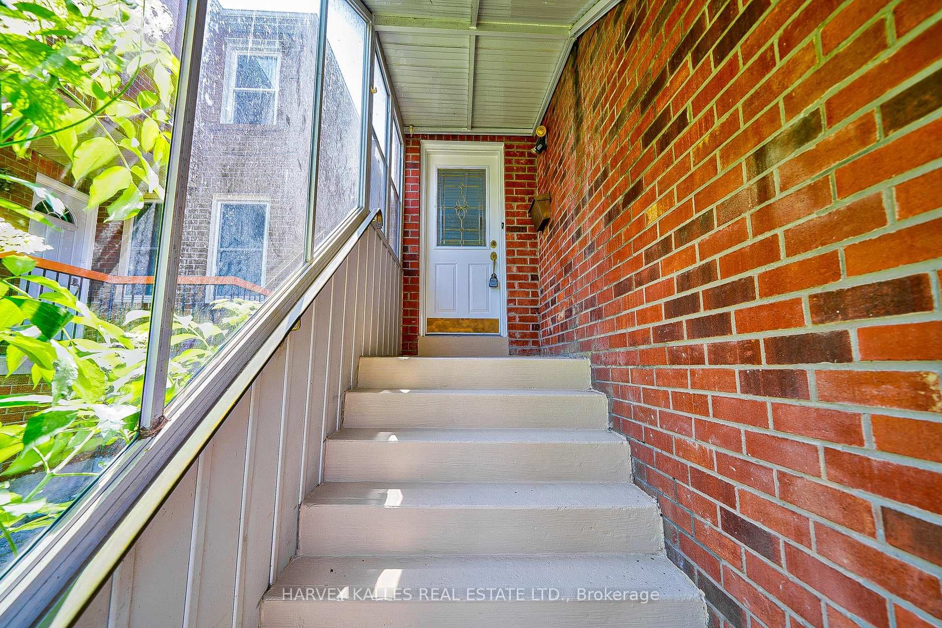 86 Bradbeer Crescent photo 3