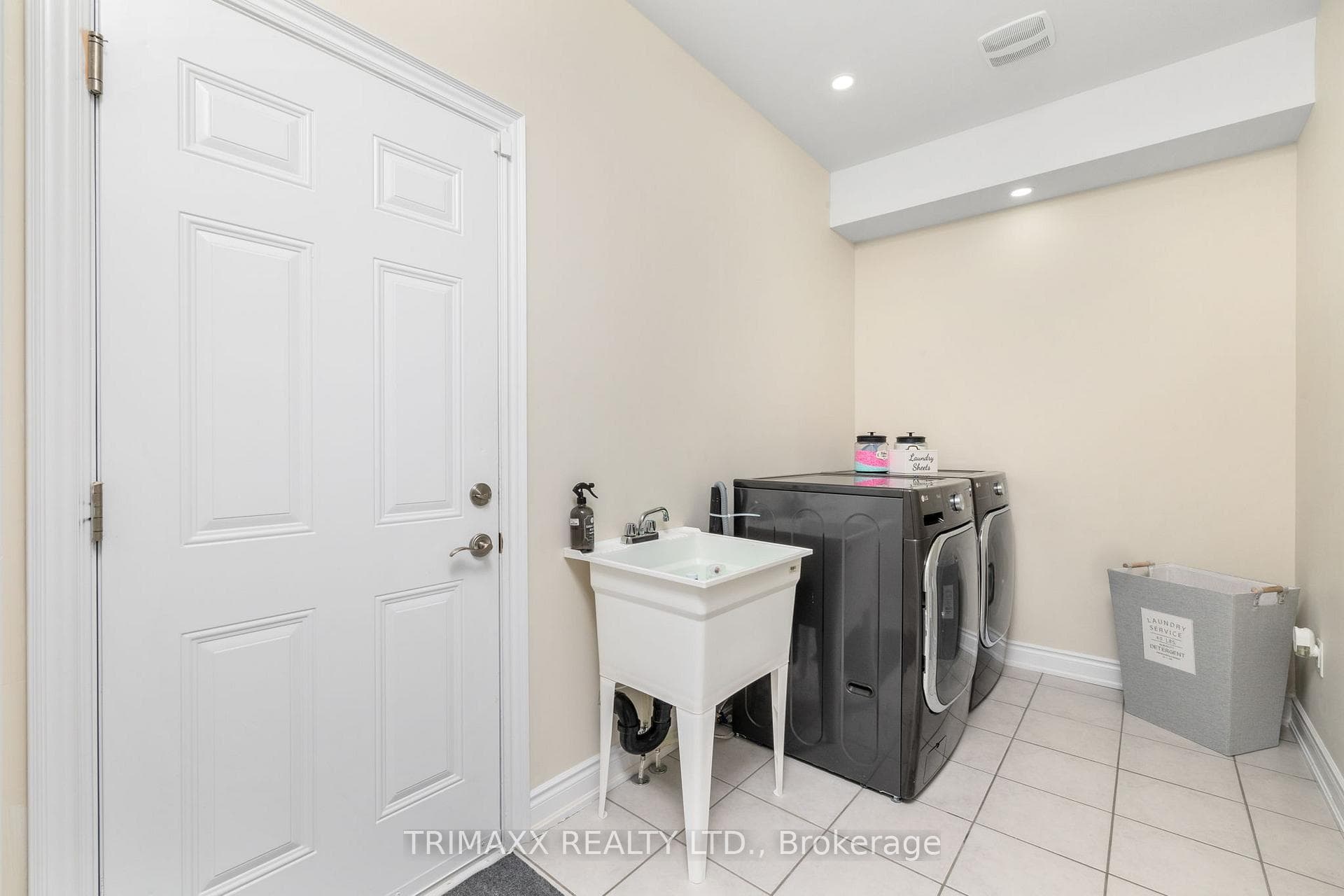 91 Lorne Thomas Place photo 18