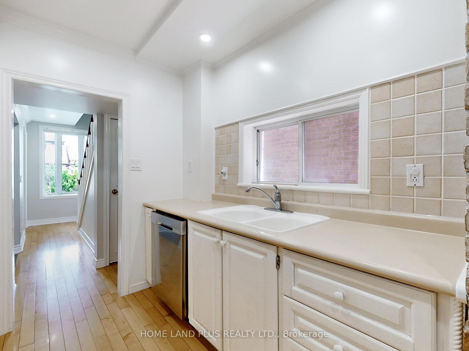 48 Marmot Street photo 13