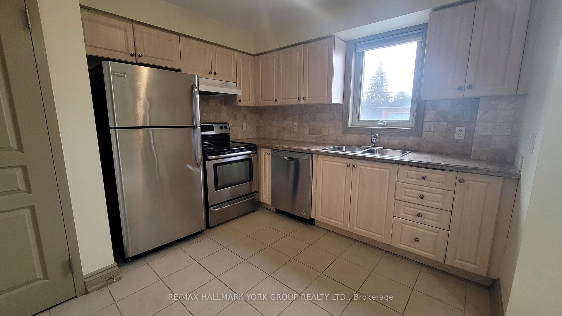 15565 Yonge Street Unit 301 photo 2