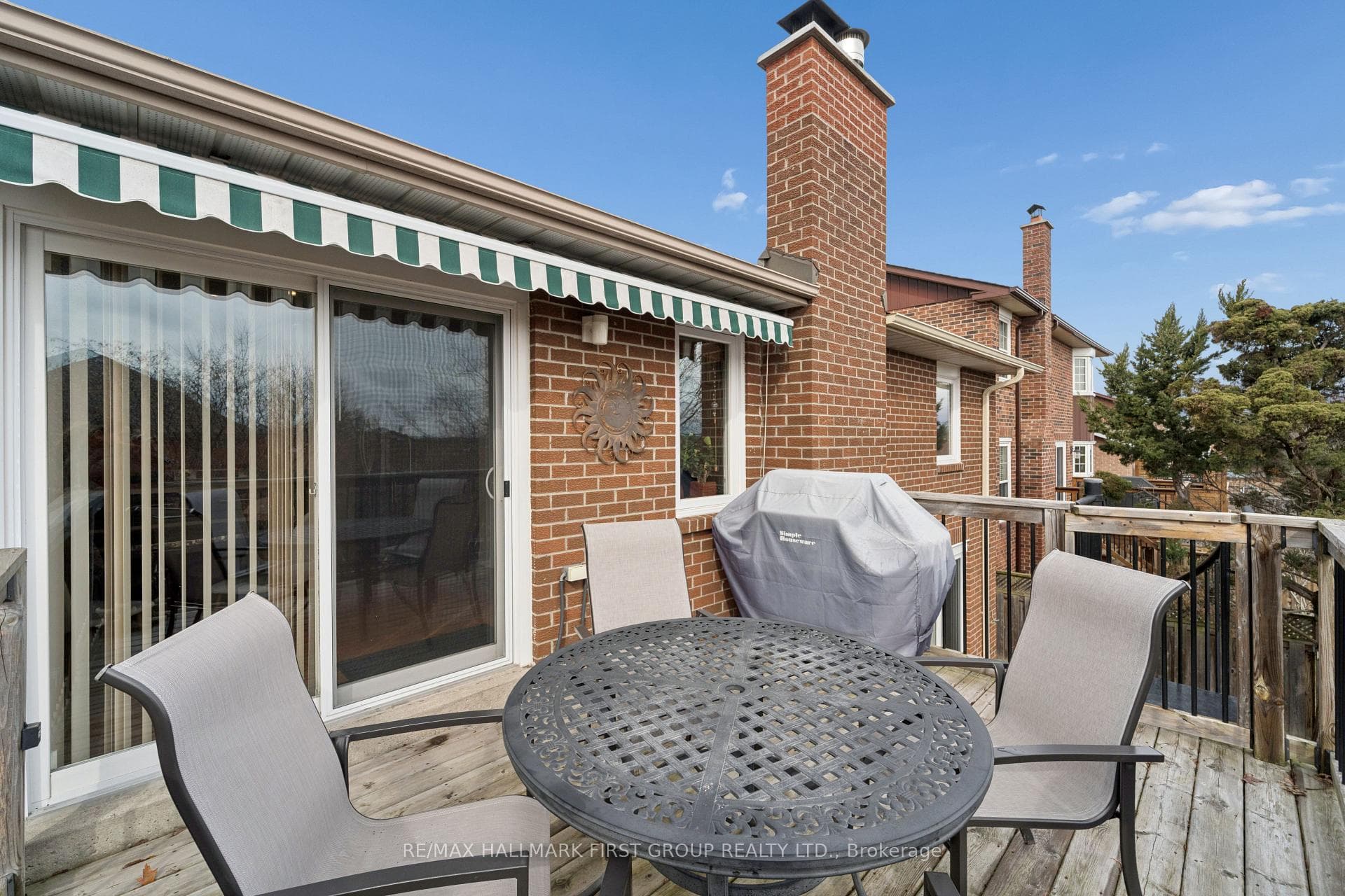 1592 Heathside Crescent photo 43