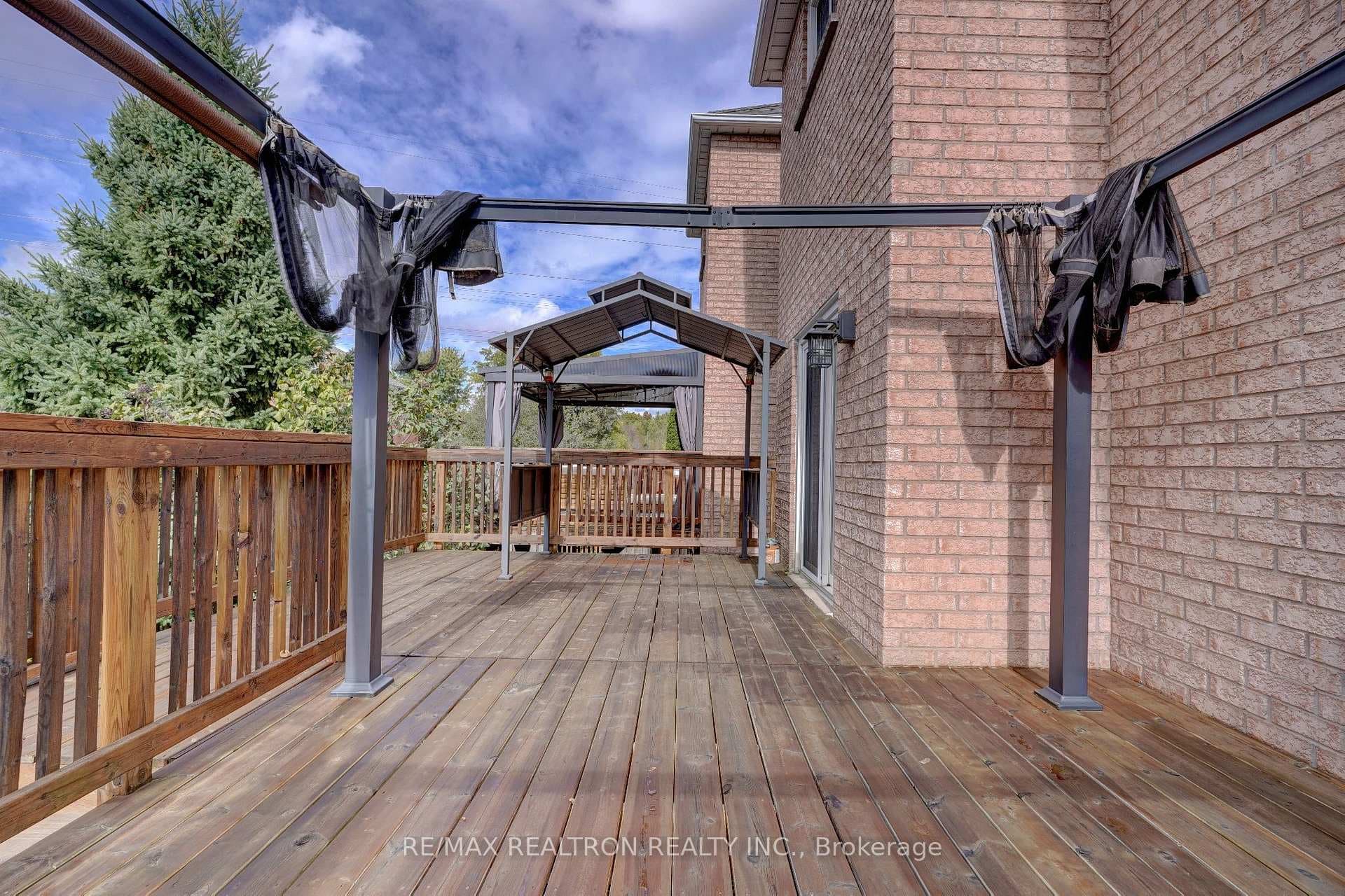 1448 Sandhurst Crescent photo 17