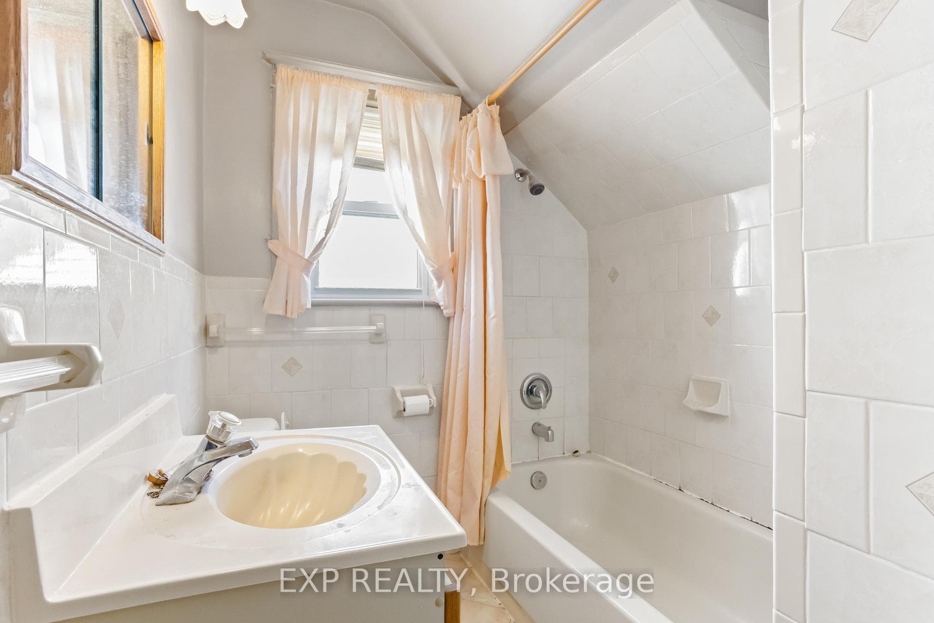 203 Balmoral Avenue photo 18