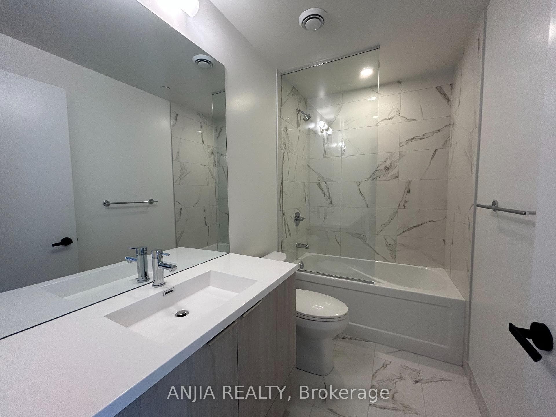 8 Interchange Way Unit 5610 photo 12