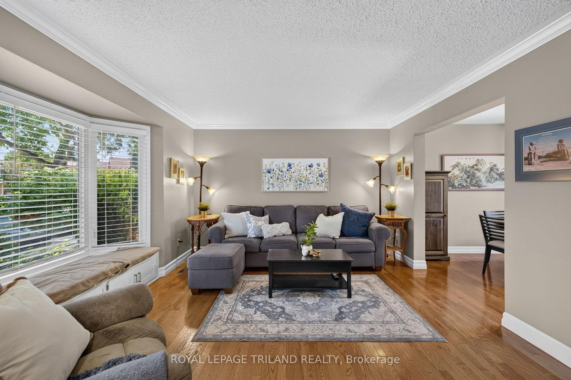 1077 MAHOGANY Crescent photo 7