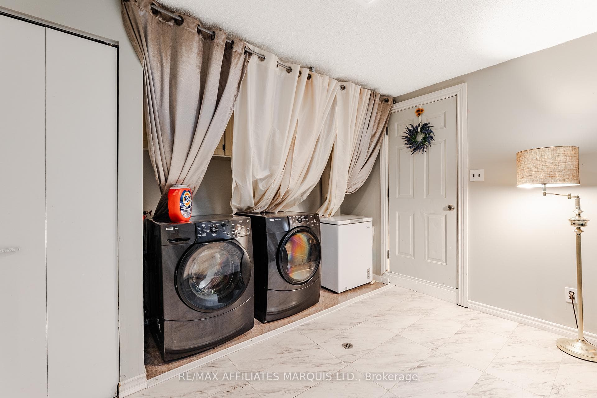 812 Glengarry Boulevard photo 35