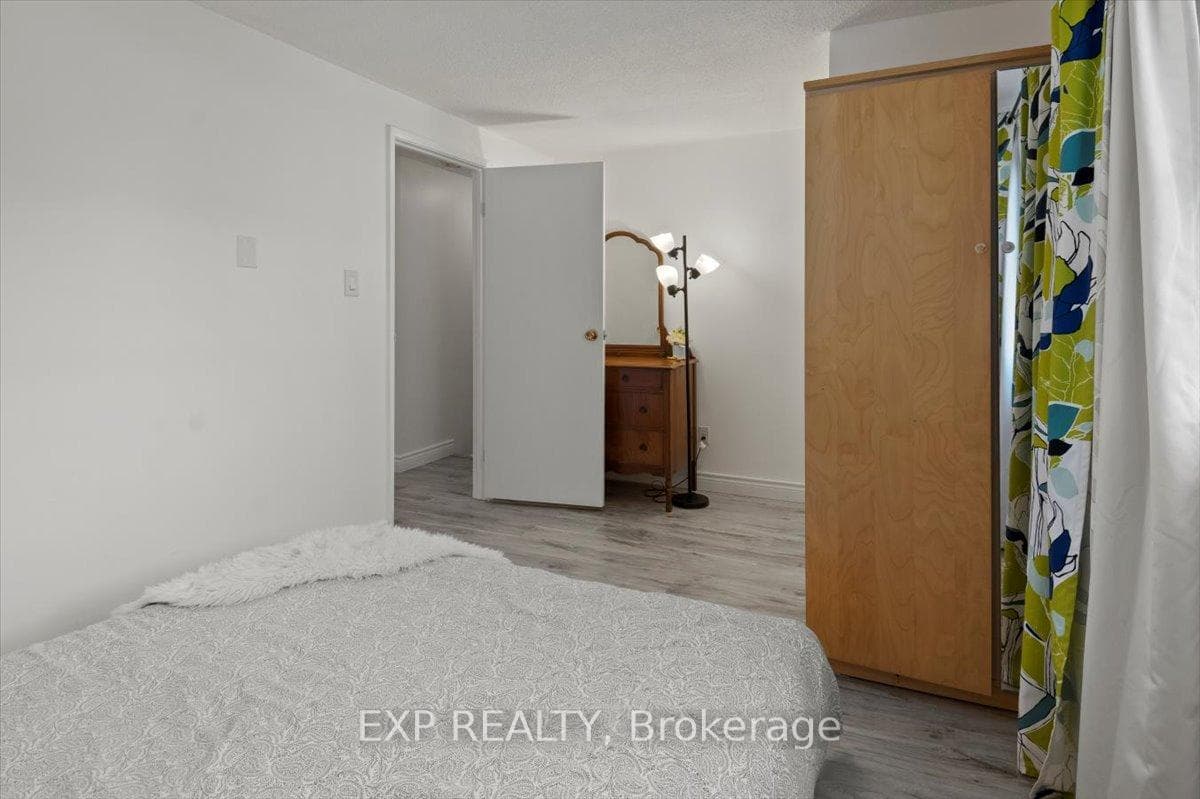 450 Bristol Crescent Unit 11 photo 22