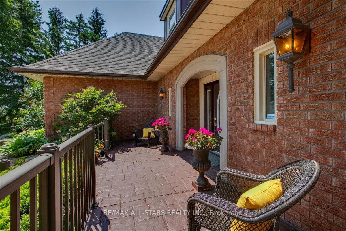 26116 Warden Avenue photo 3