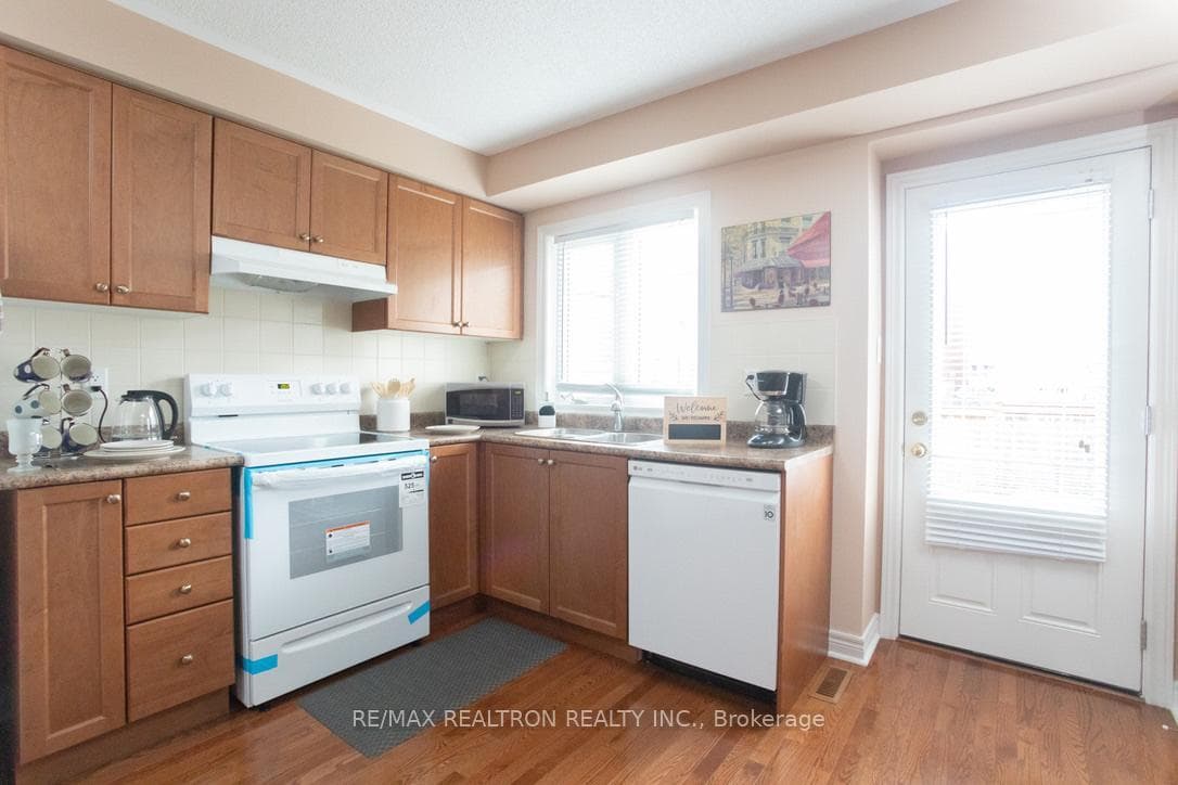 54 Chayna Crescent photo 3