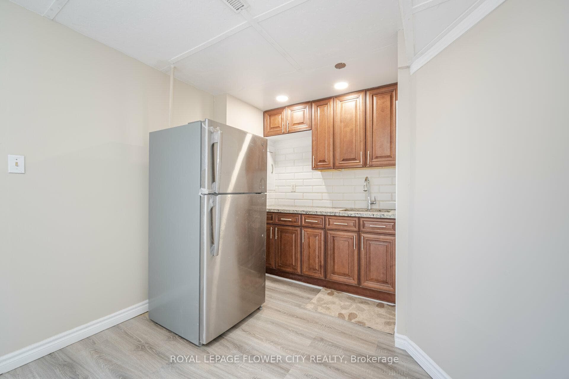 17 Sandringham Court Unit 131 photo 31