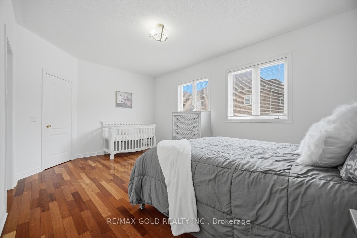 25 Treeline Boulevard photo 23
