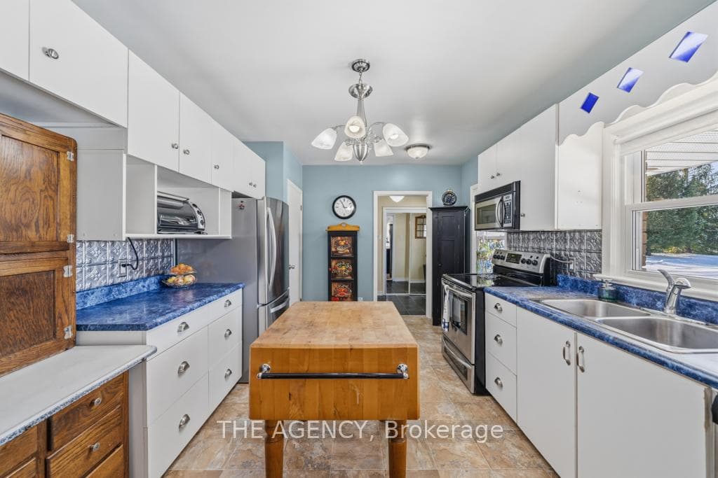 Kitchen w/ full-size S/S appliance & large pantry
