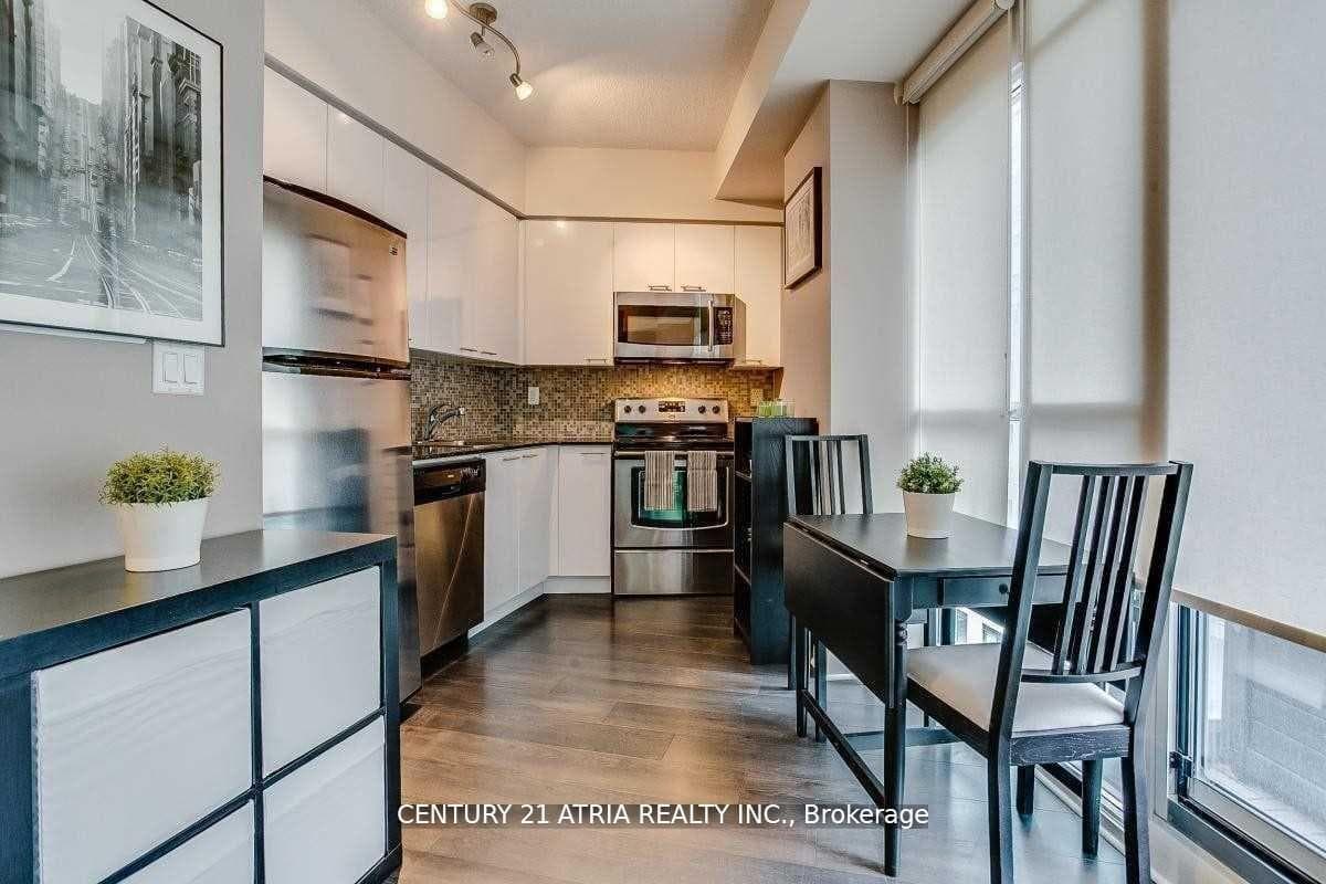 15 Bruyeres Mews N/A Unit 805 photo 3
