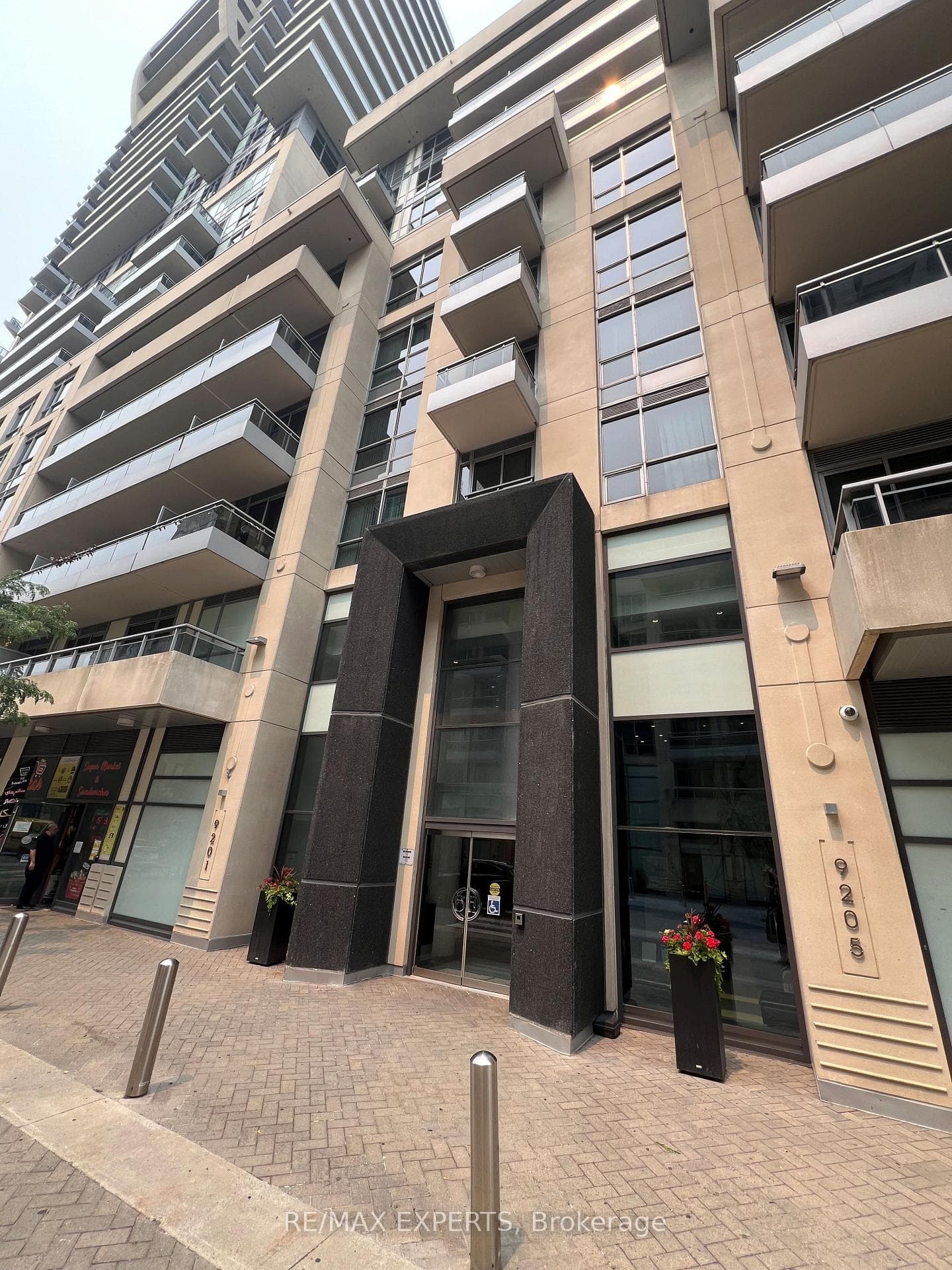 9205 Yonge Street Unit 1611 photo 2