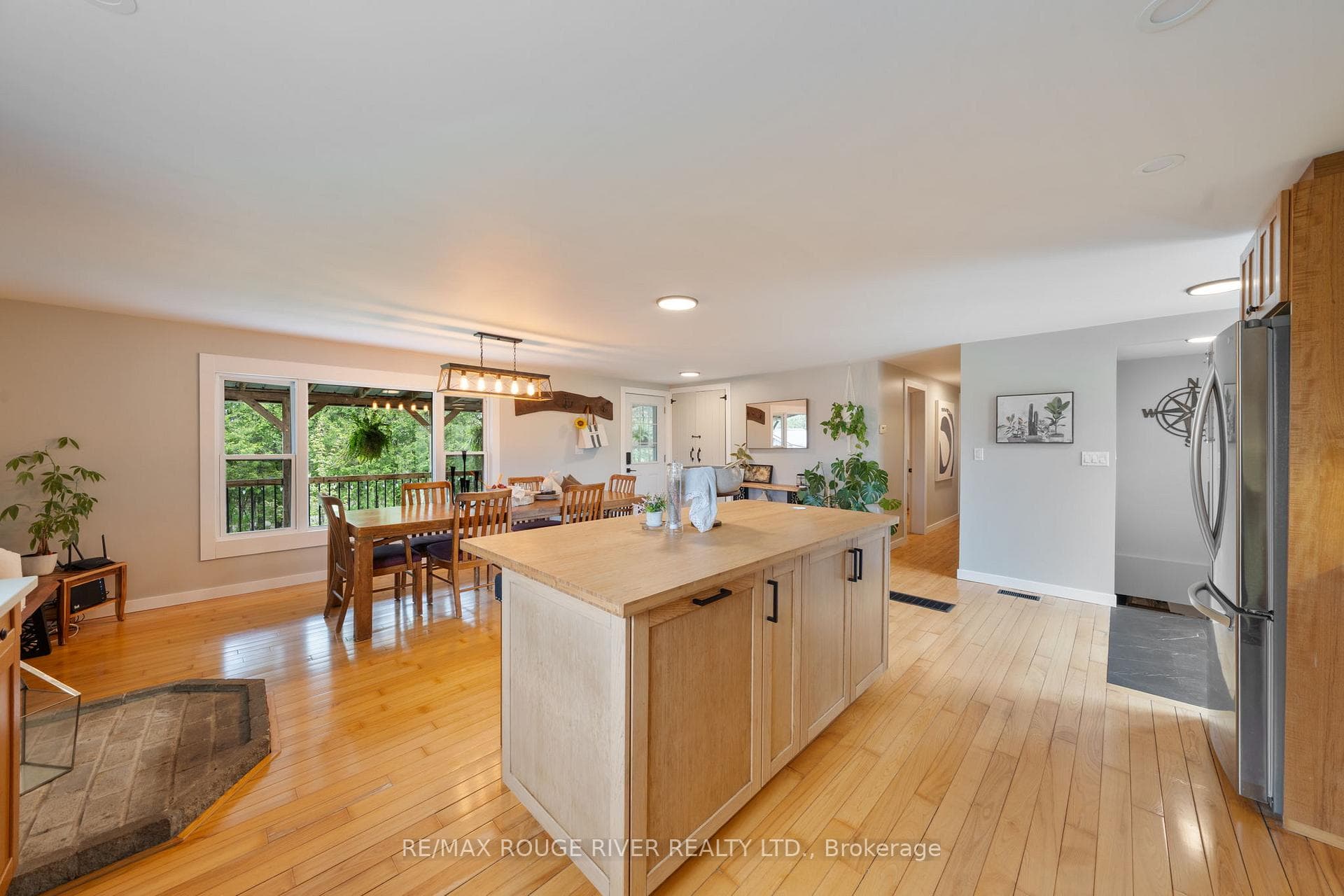 566 Cottingham Road photo 13