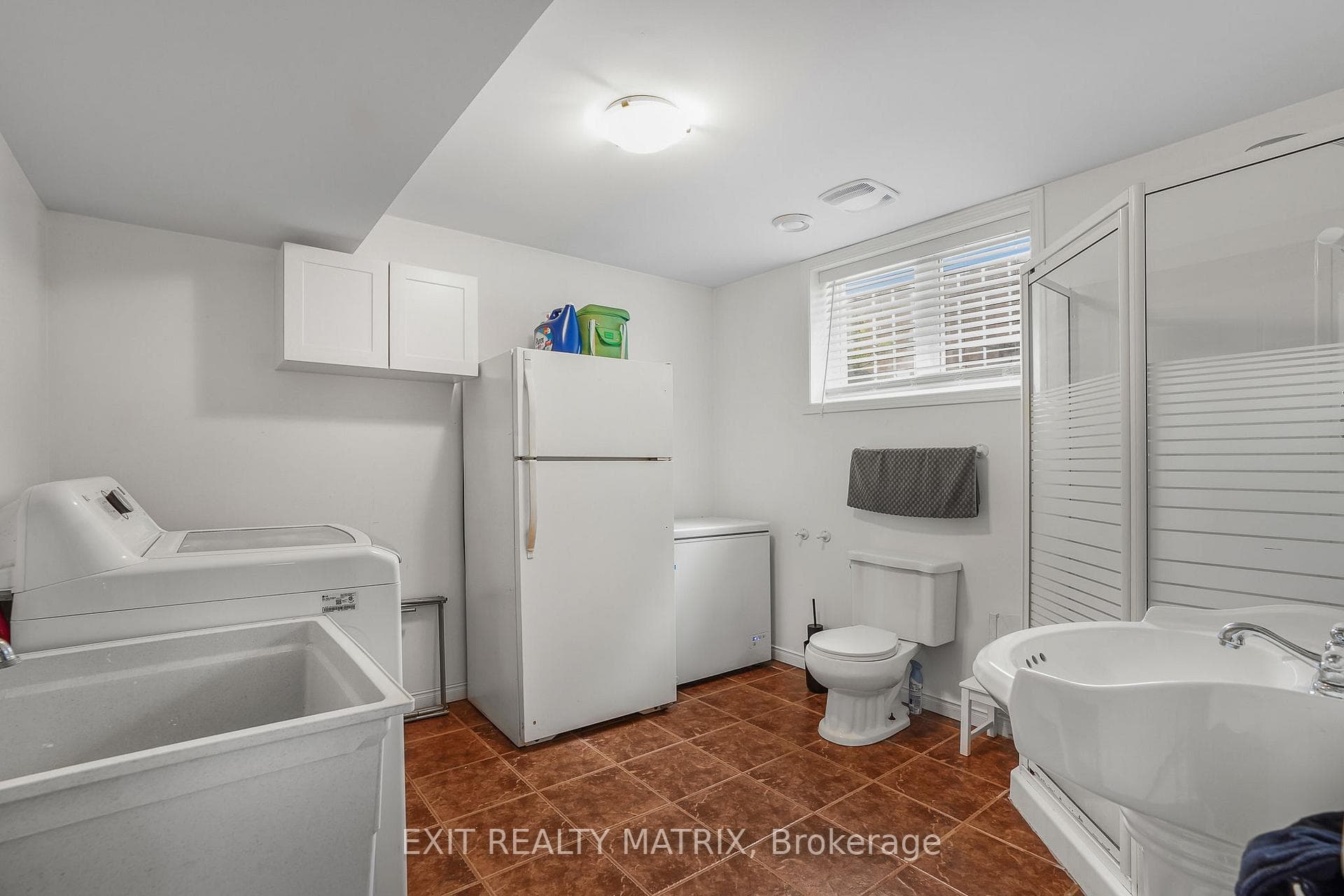 90 Richard Street photo 20
