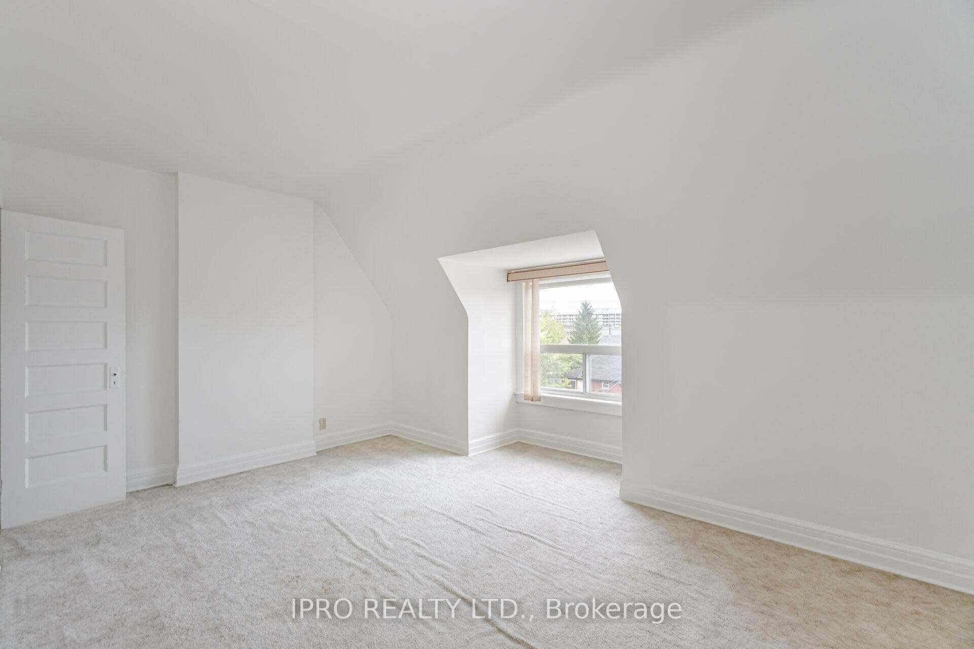 136 Marchmount Road photo 32