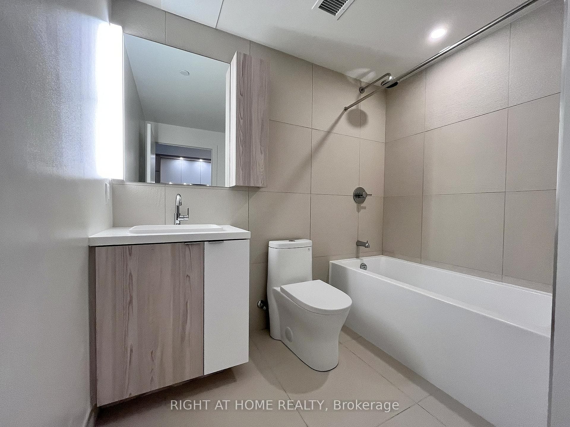 Large 4-Pc Bathroom