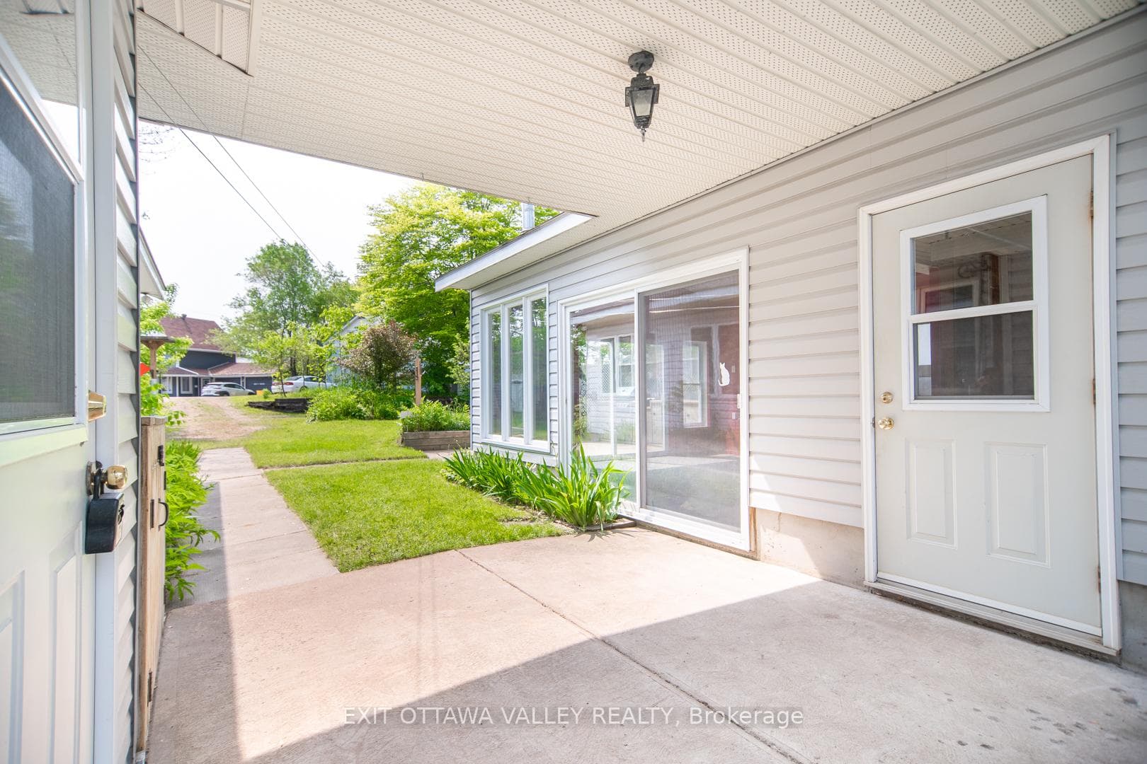 415 Trafalgar Road photo 3