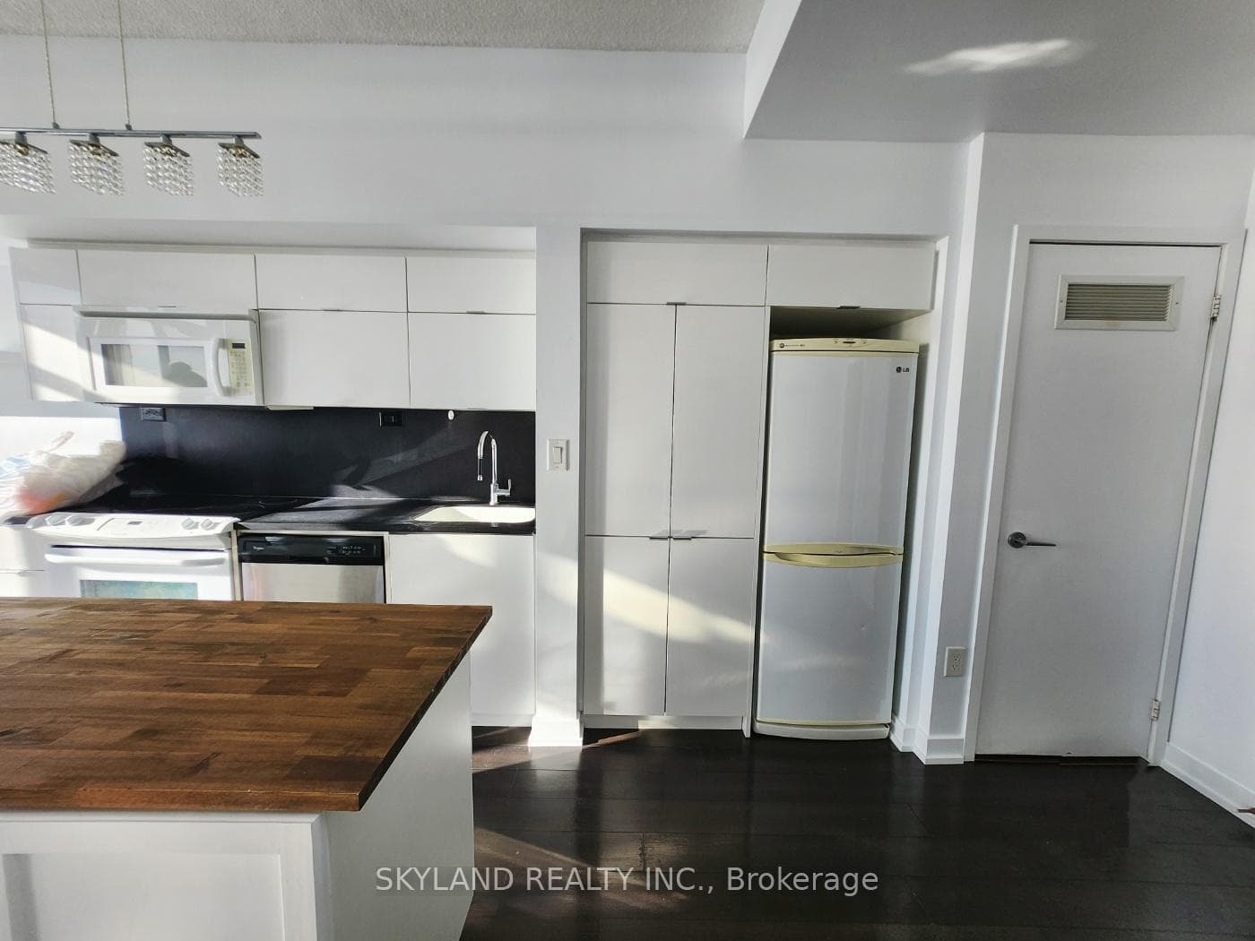 Kitchen & Dining
