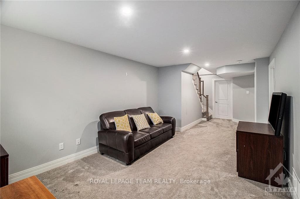 212 PURCHASE Crescent photo 24
