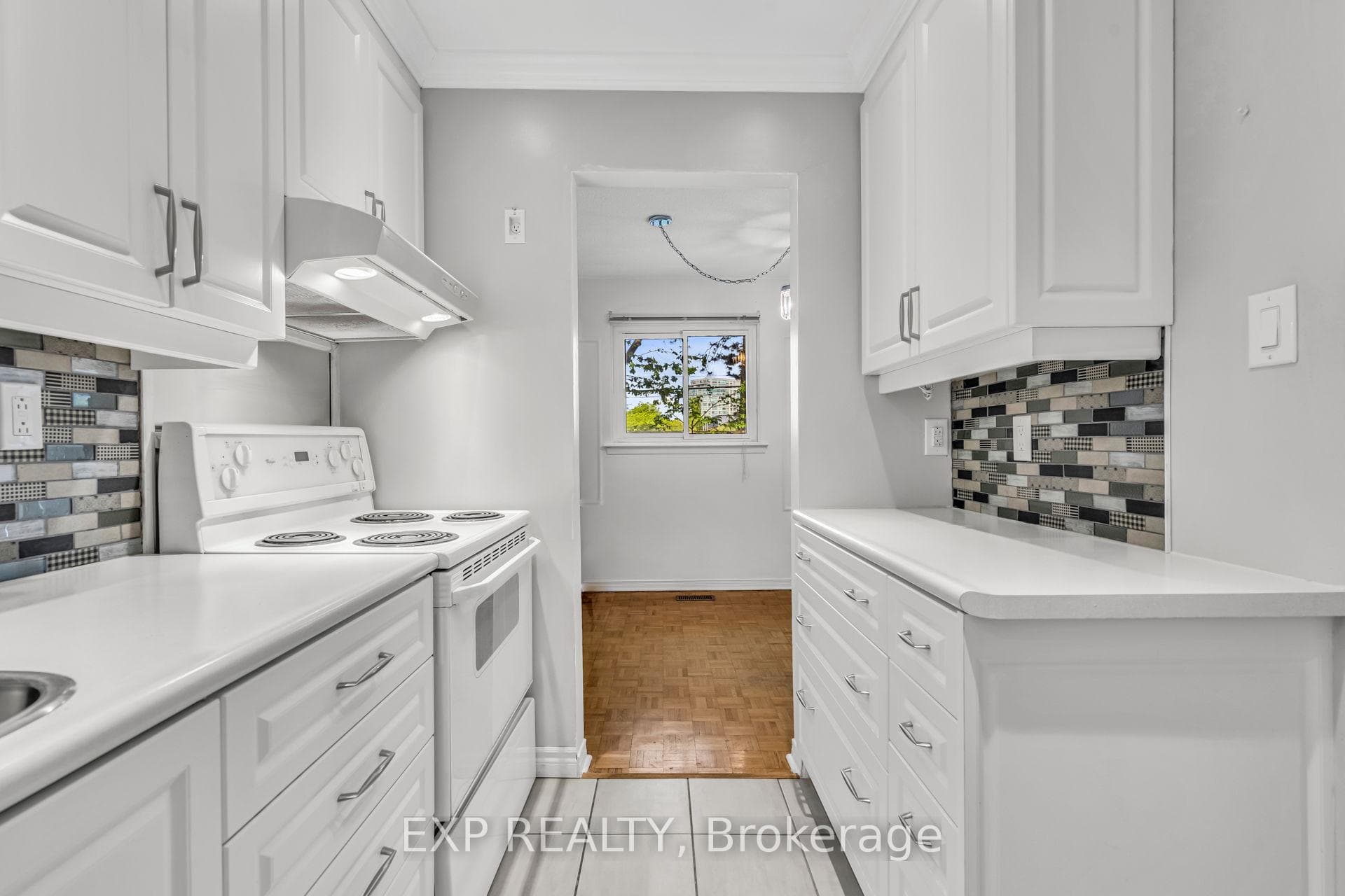 Tons of storage,custom backsplash,crown mouldings.