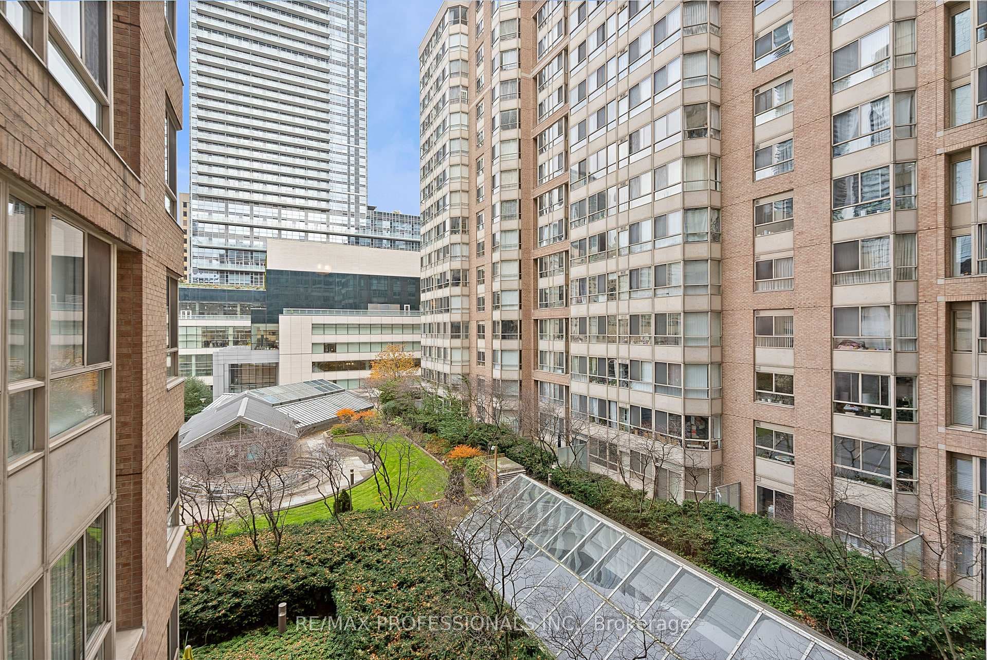 717 Bay Street Unit 602 photo 32