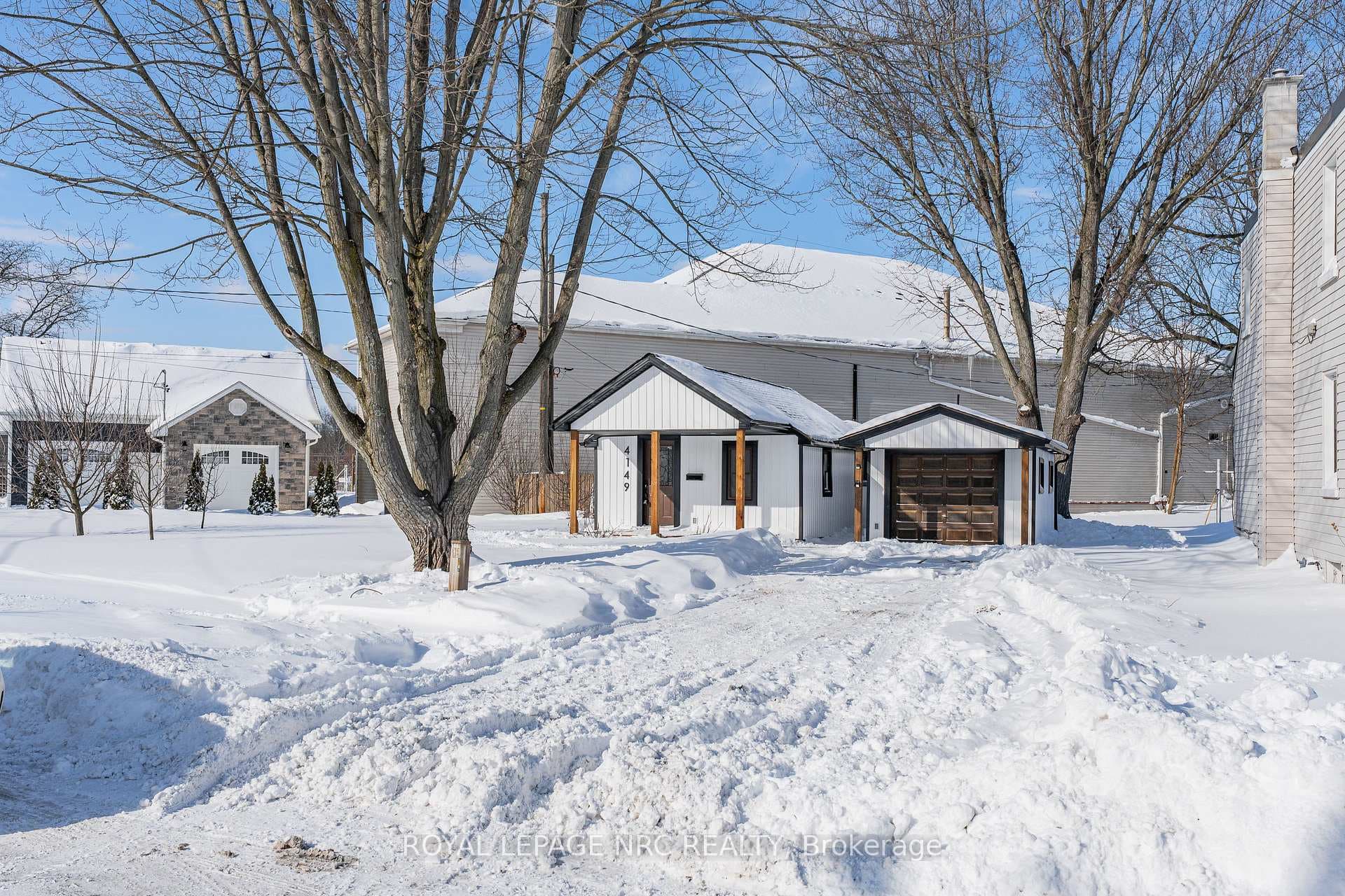 4149 Welland Street photo 2