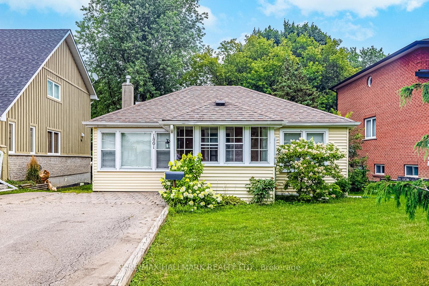 1861 Appleview Road photo 3