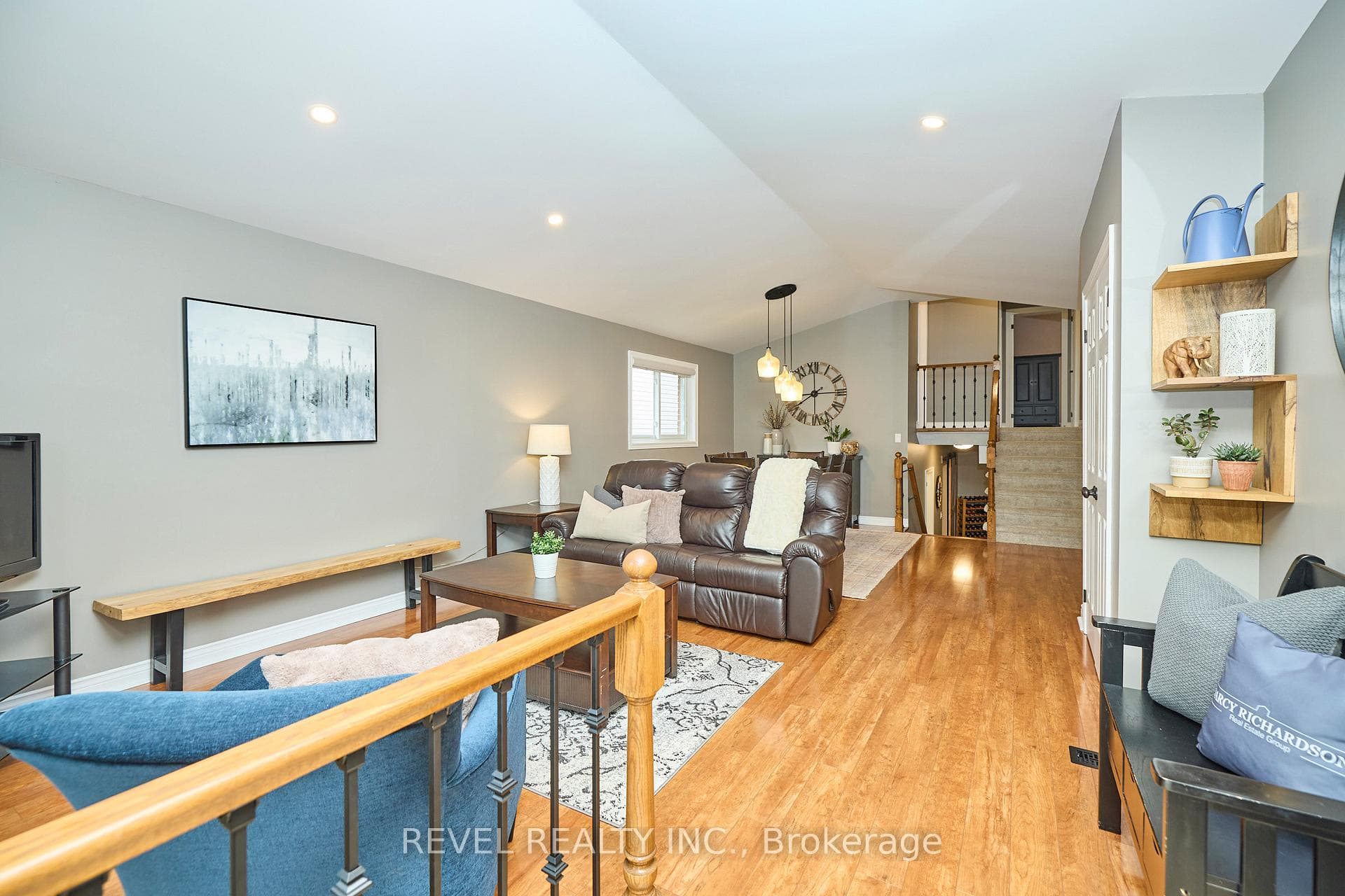 313 Beckett Crescent photo 5