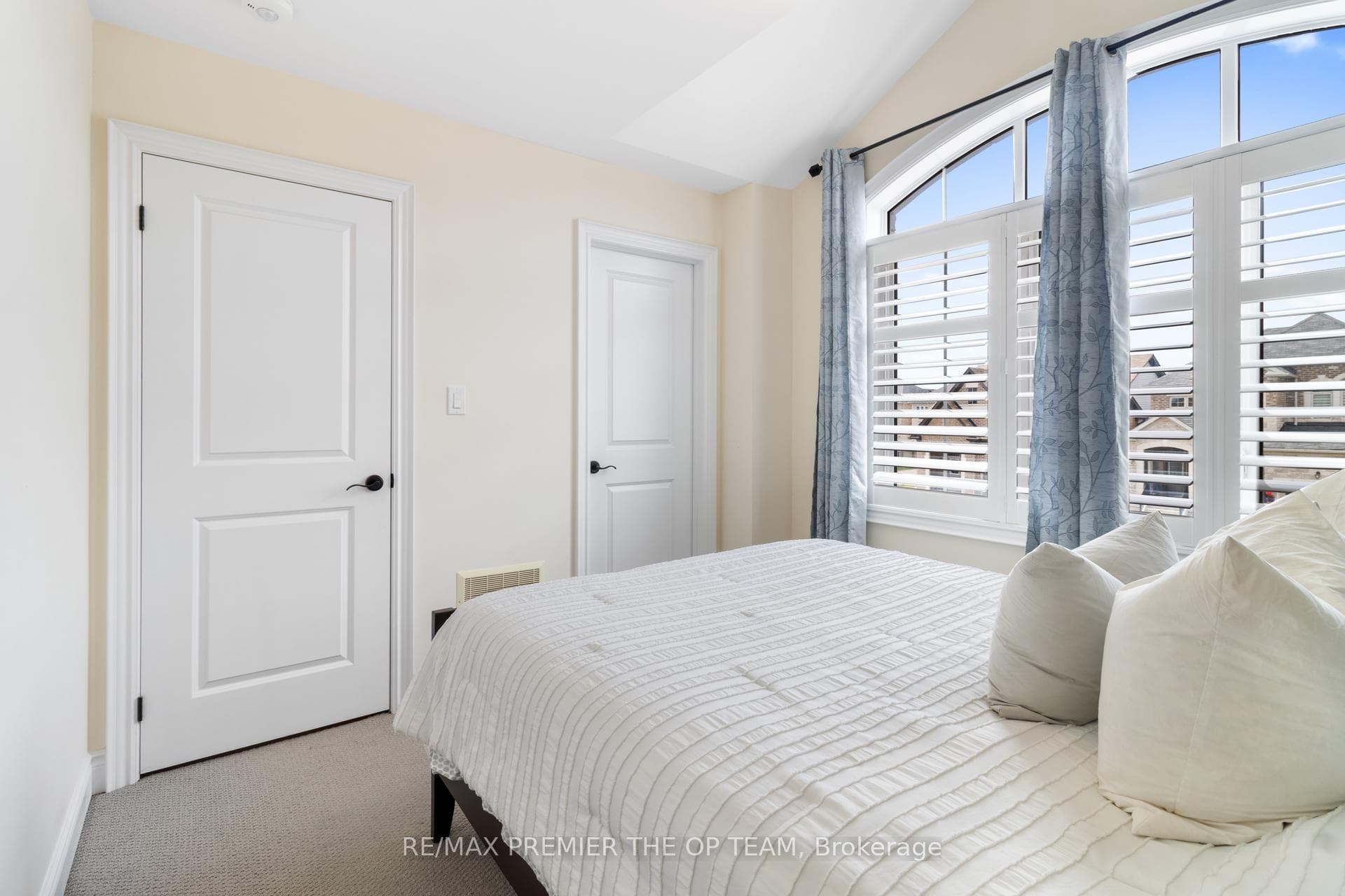 977 Wickham Road photo 32