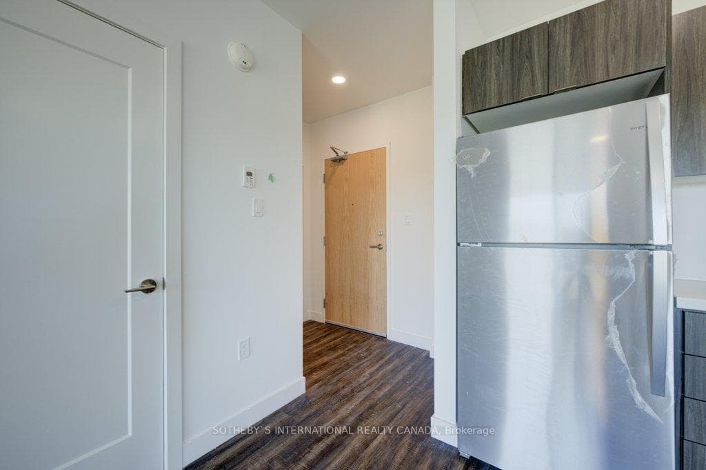 408 Dundas Street Unit 409 photo 2