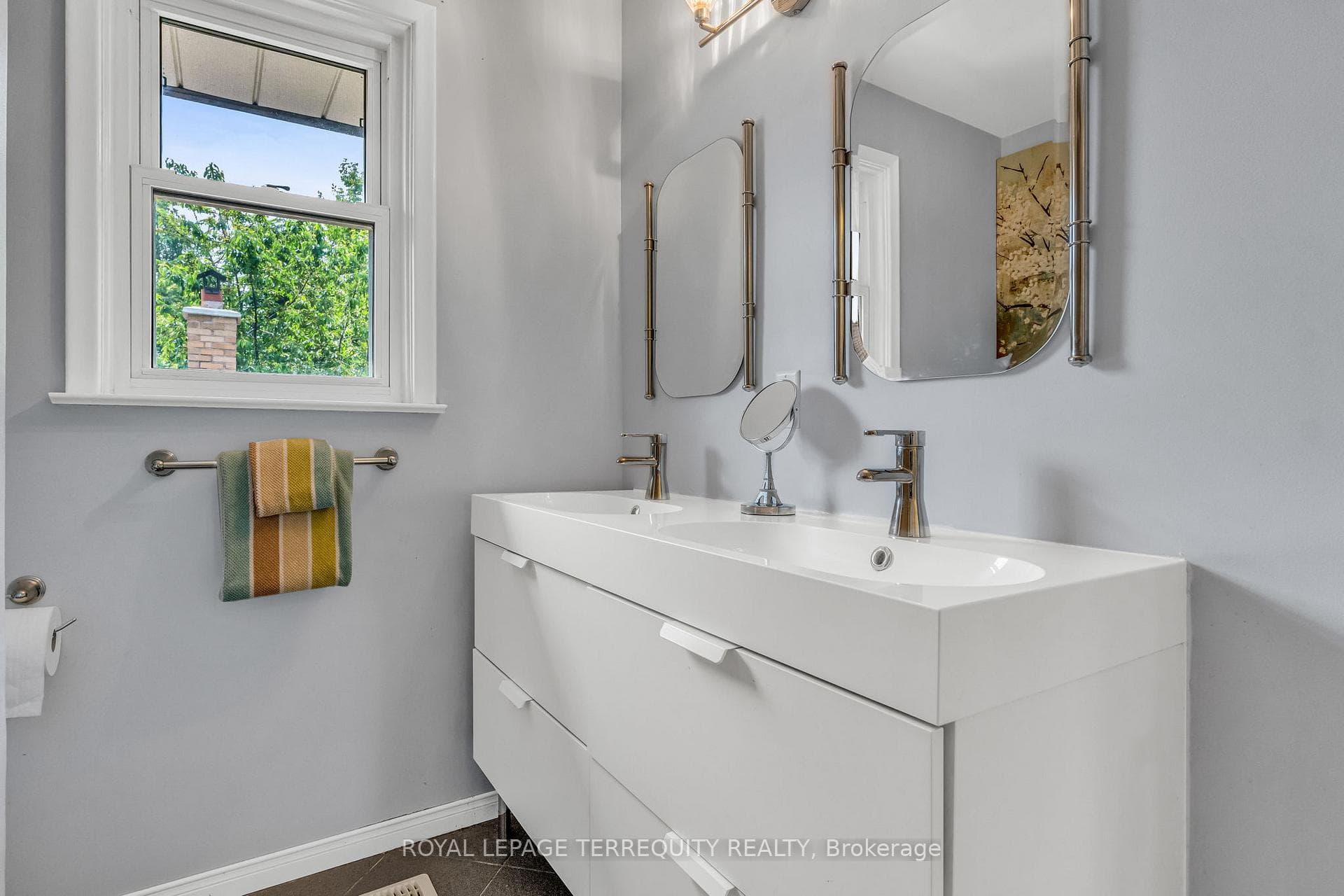 4 pc bath with double vanith