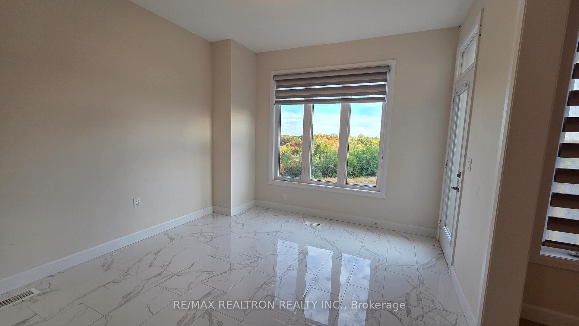 668 Lemay Grove photo 7