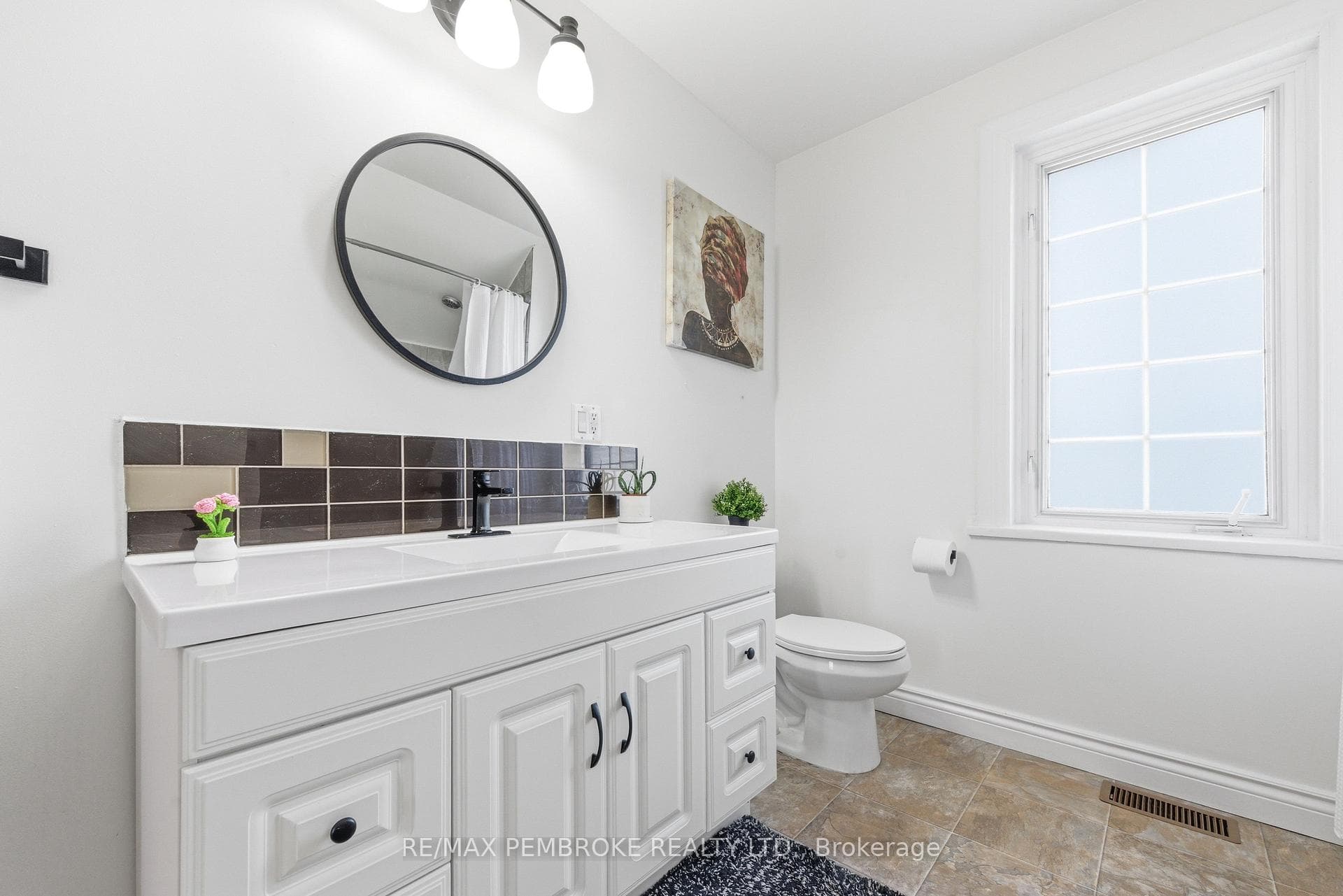 566 Perth Street photo 34