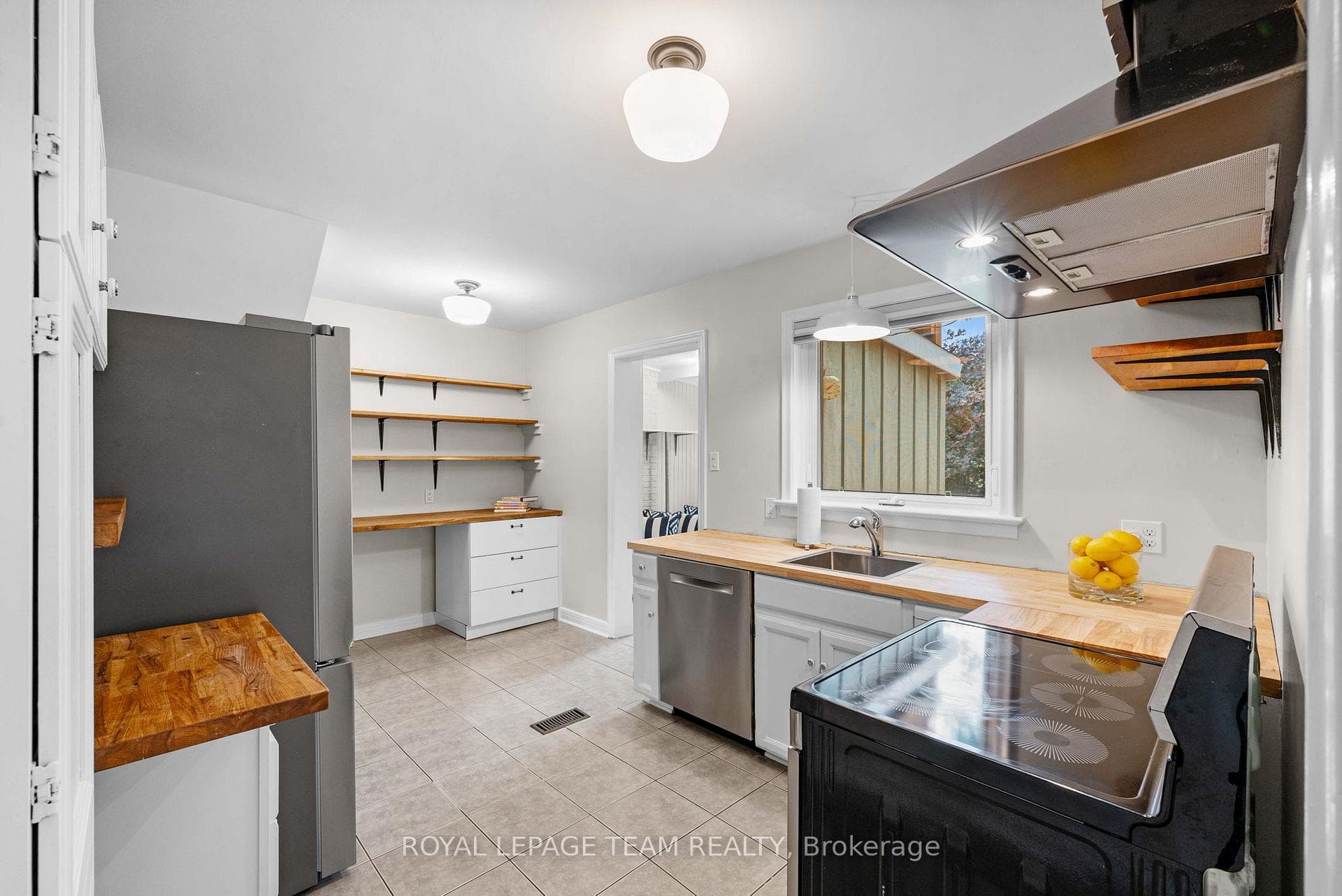 631 Courtenay Avenue photo 9
