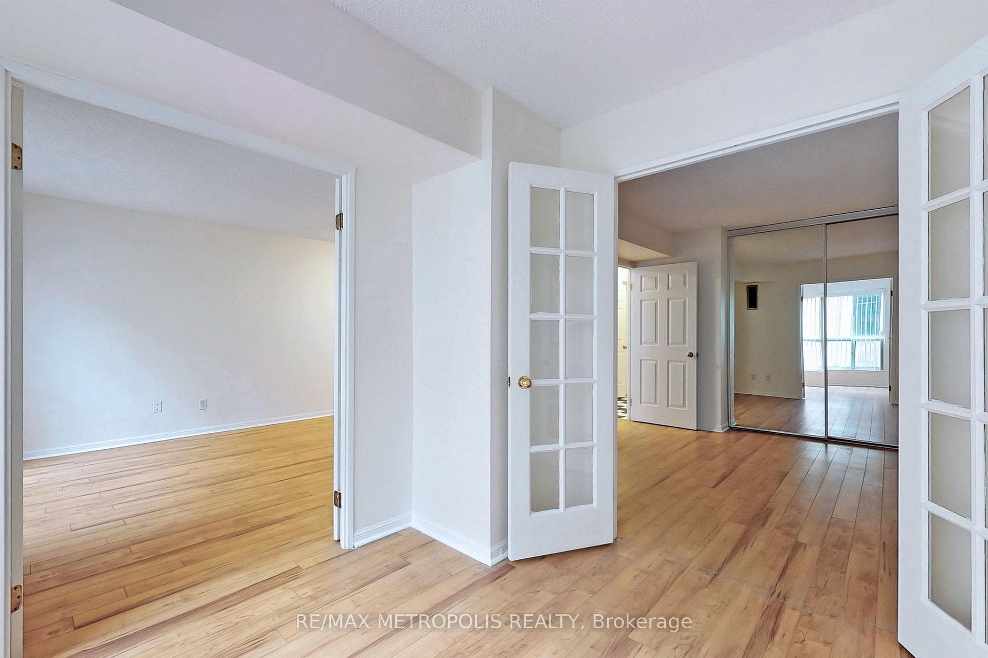 7 Carlton Street Unit 708 photo 17