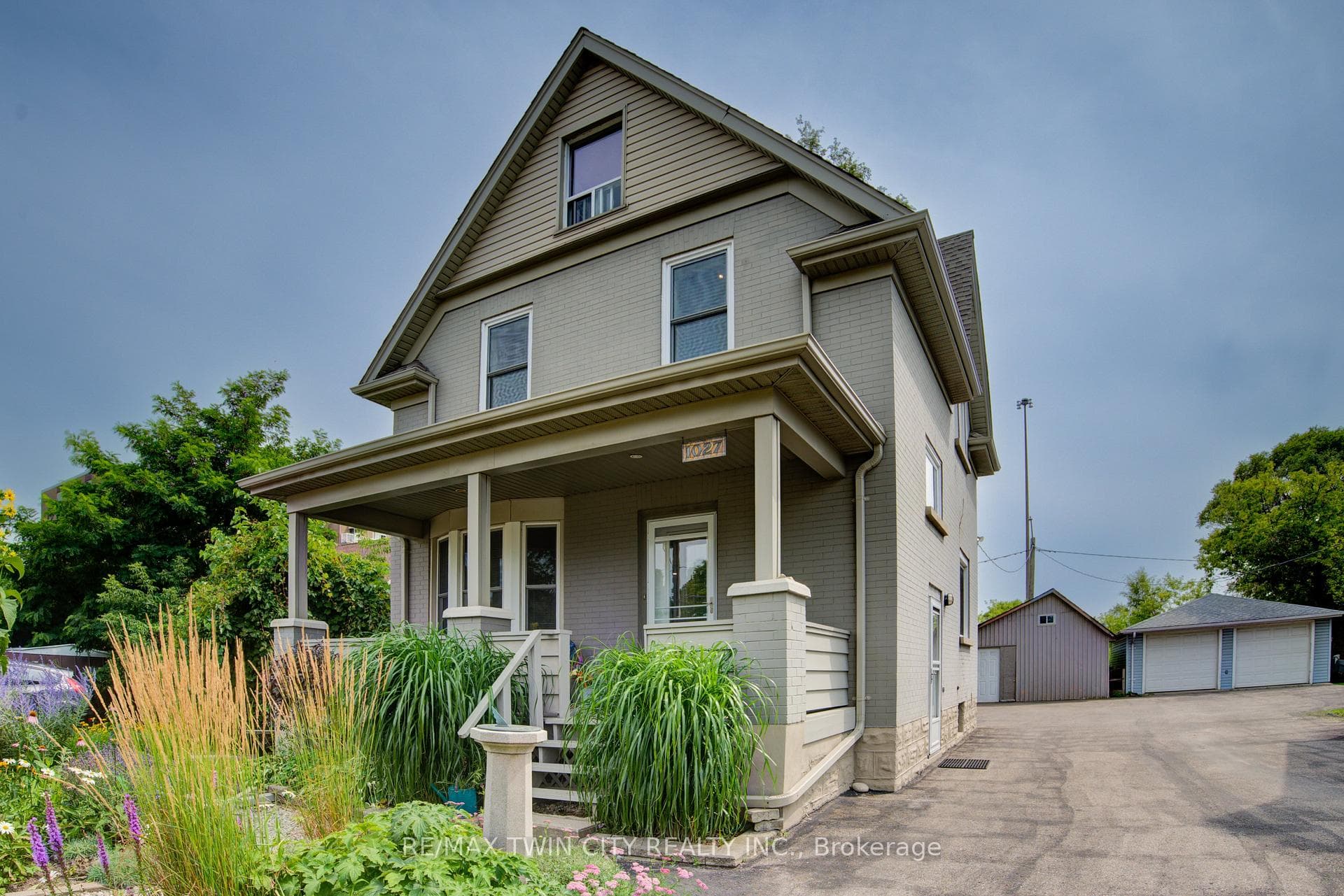 1027 WEBER Street photo 2