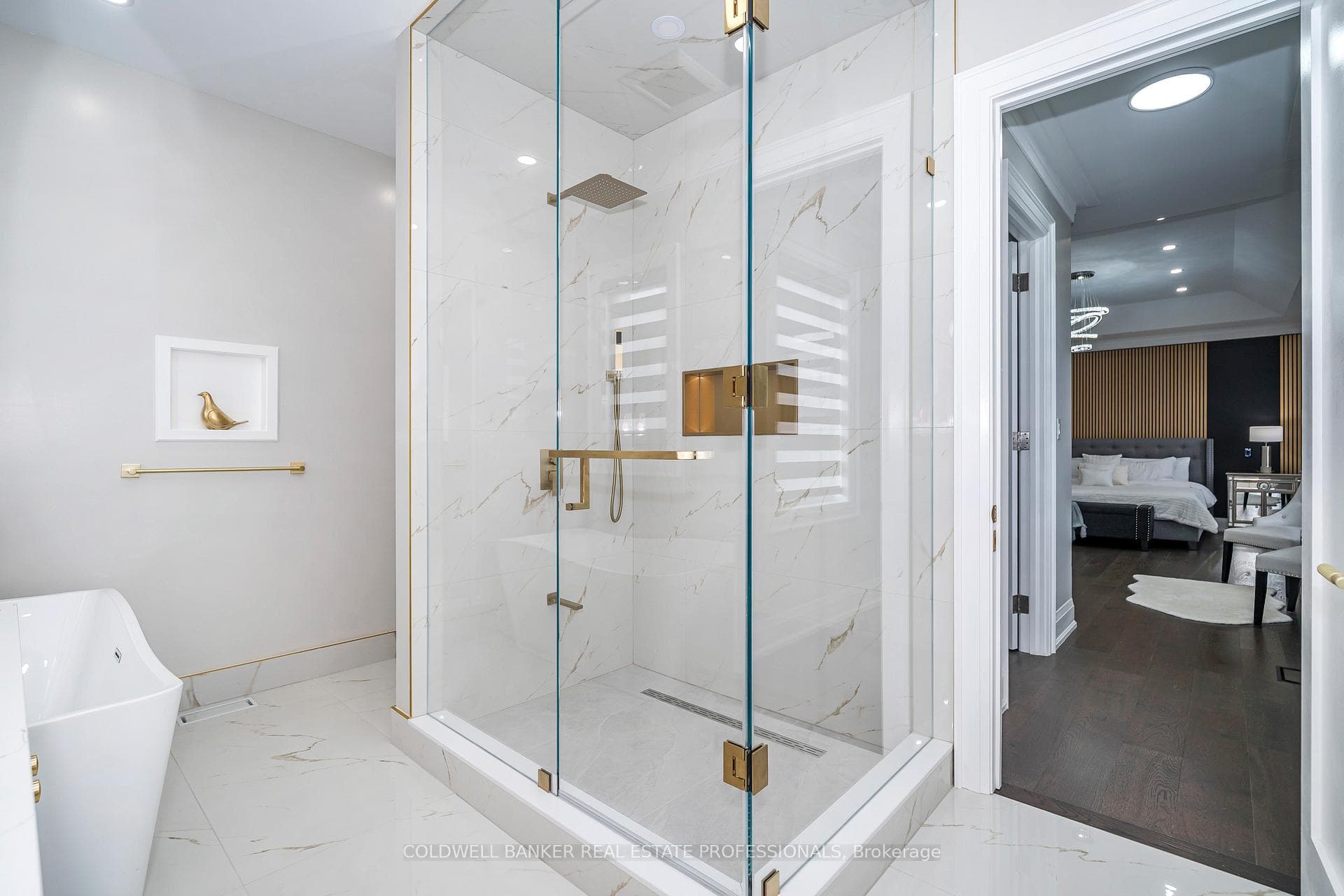 Jacuzzi + Large shower