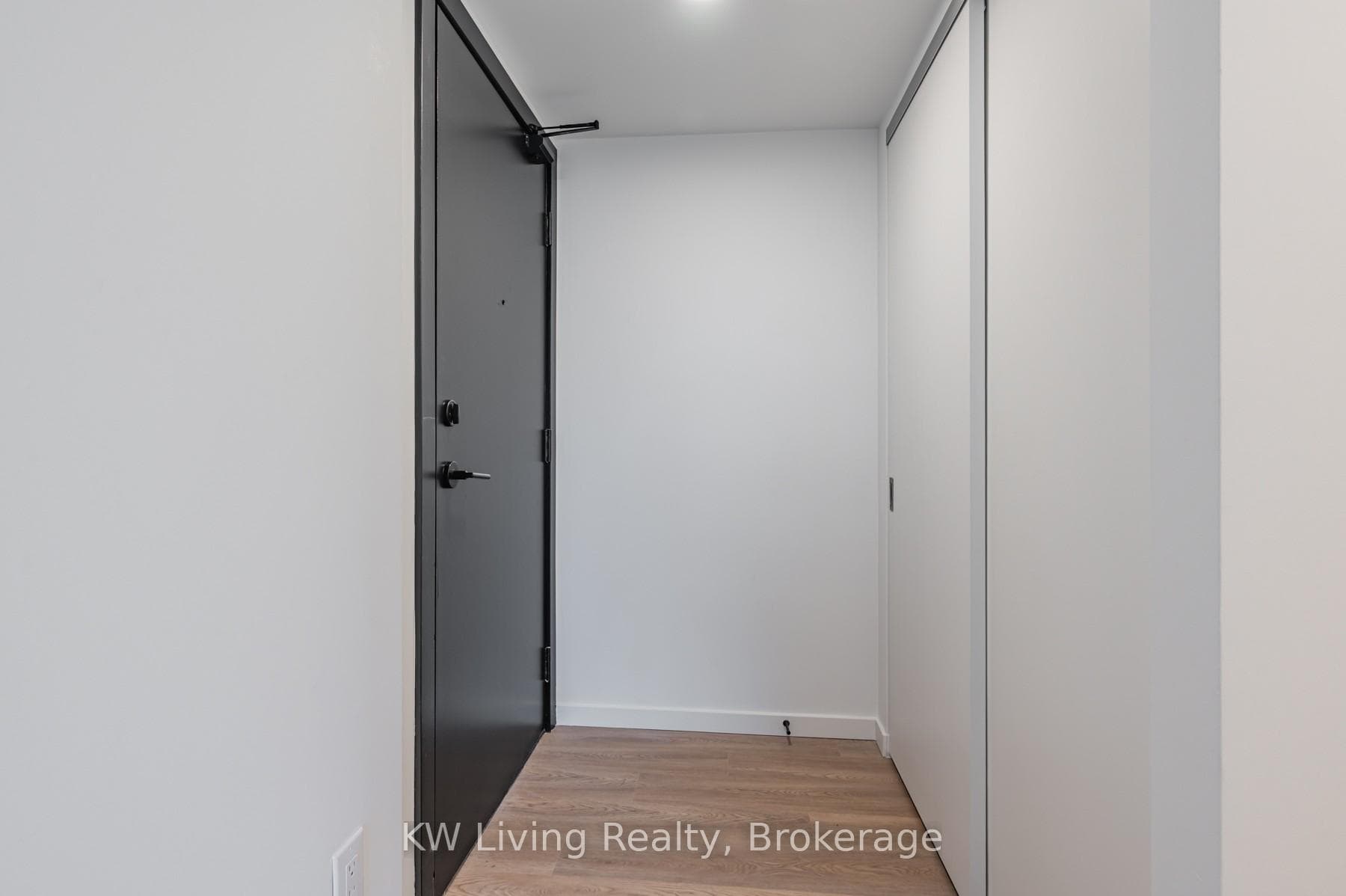 689 The Queensway N/A Unit 207 photo 3