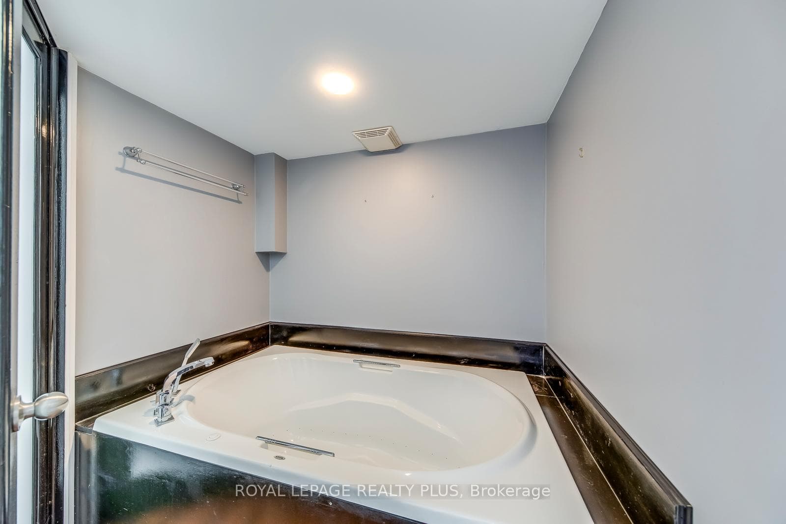14 Marina Point Crescent photo 41