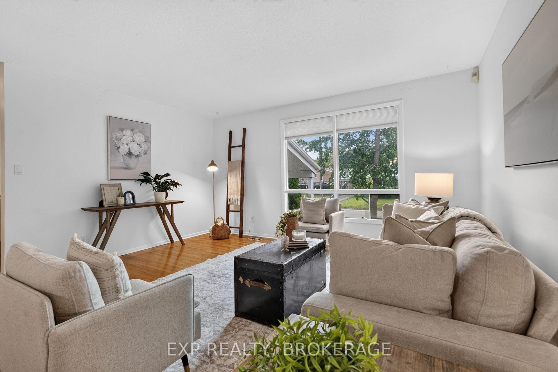 11 PEMBER Place photo 8