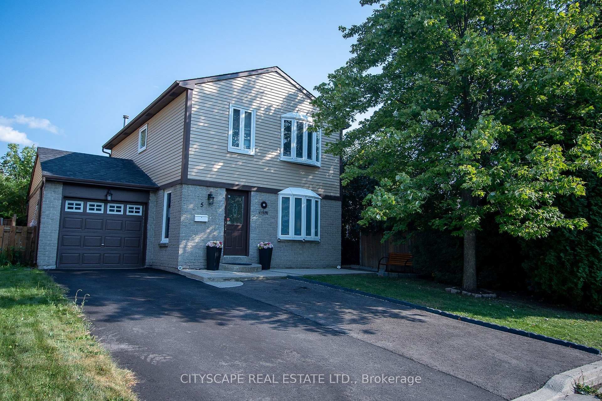 5 Mayfair Crescent photo 1