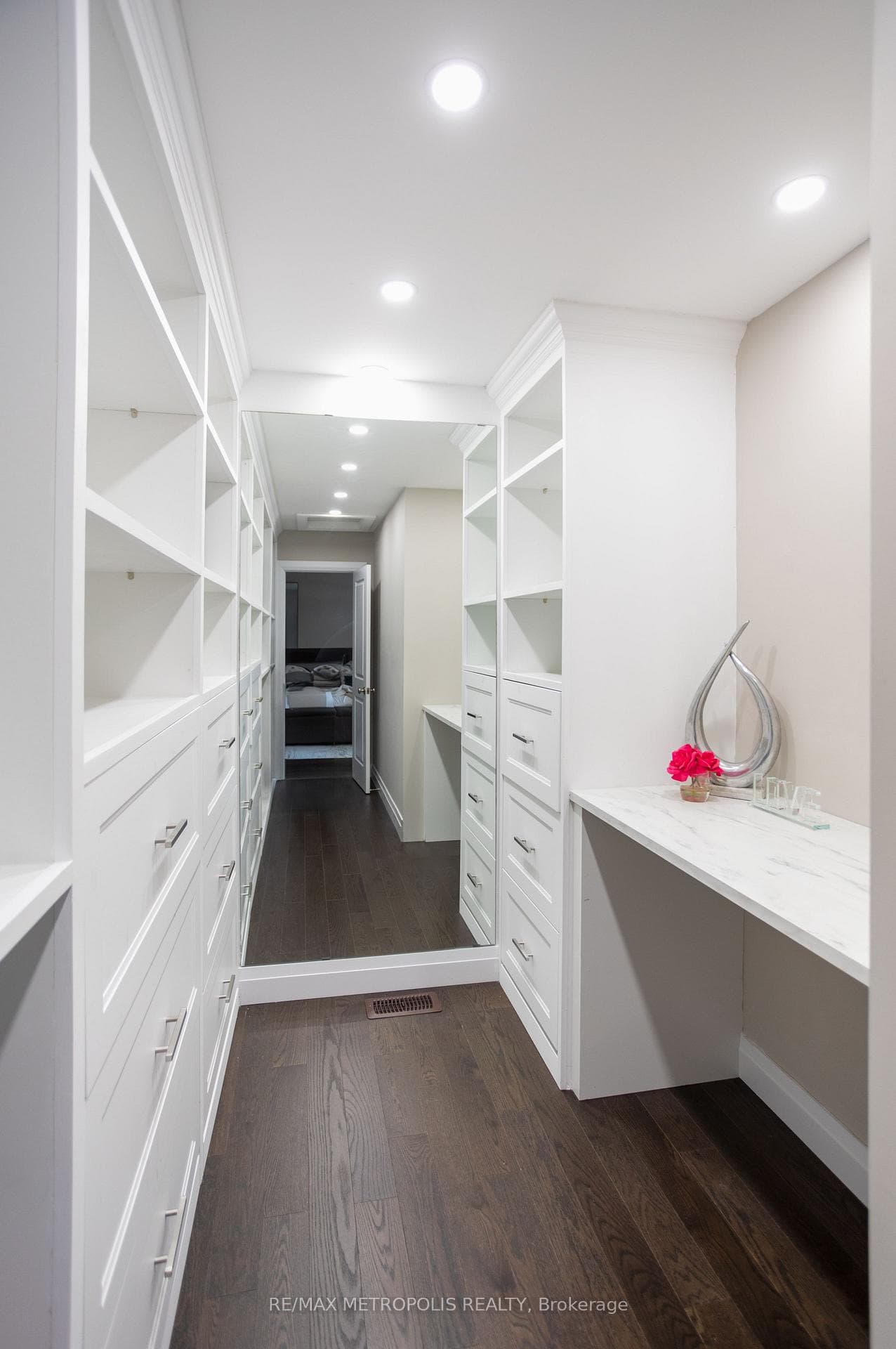 1084 Orenda Street photo 25