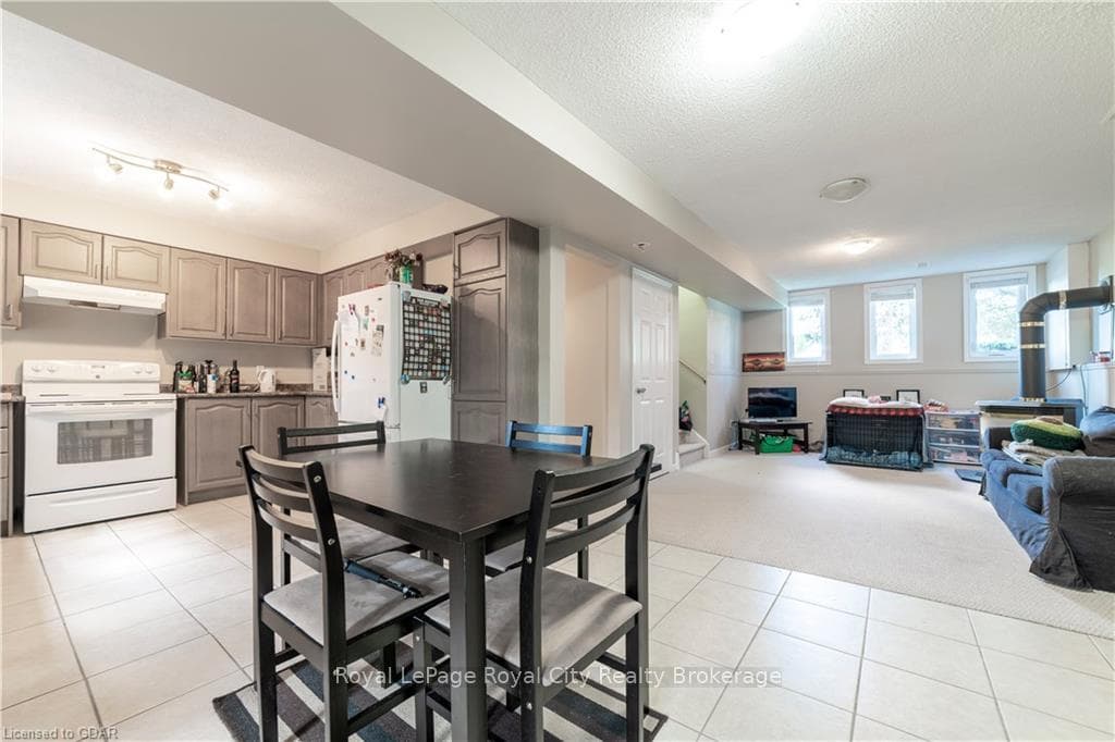 574 WILLOW Road Unit Lower photo 5