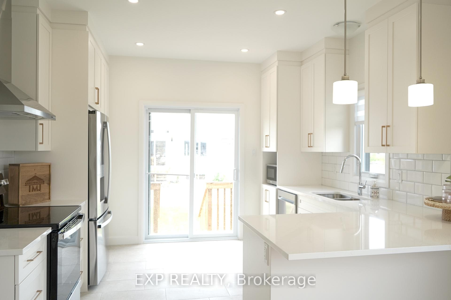 242 Queen Street photo 10