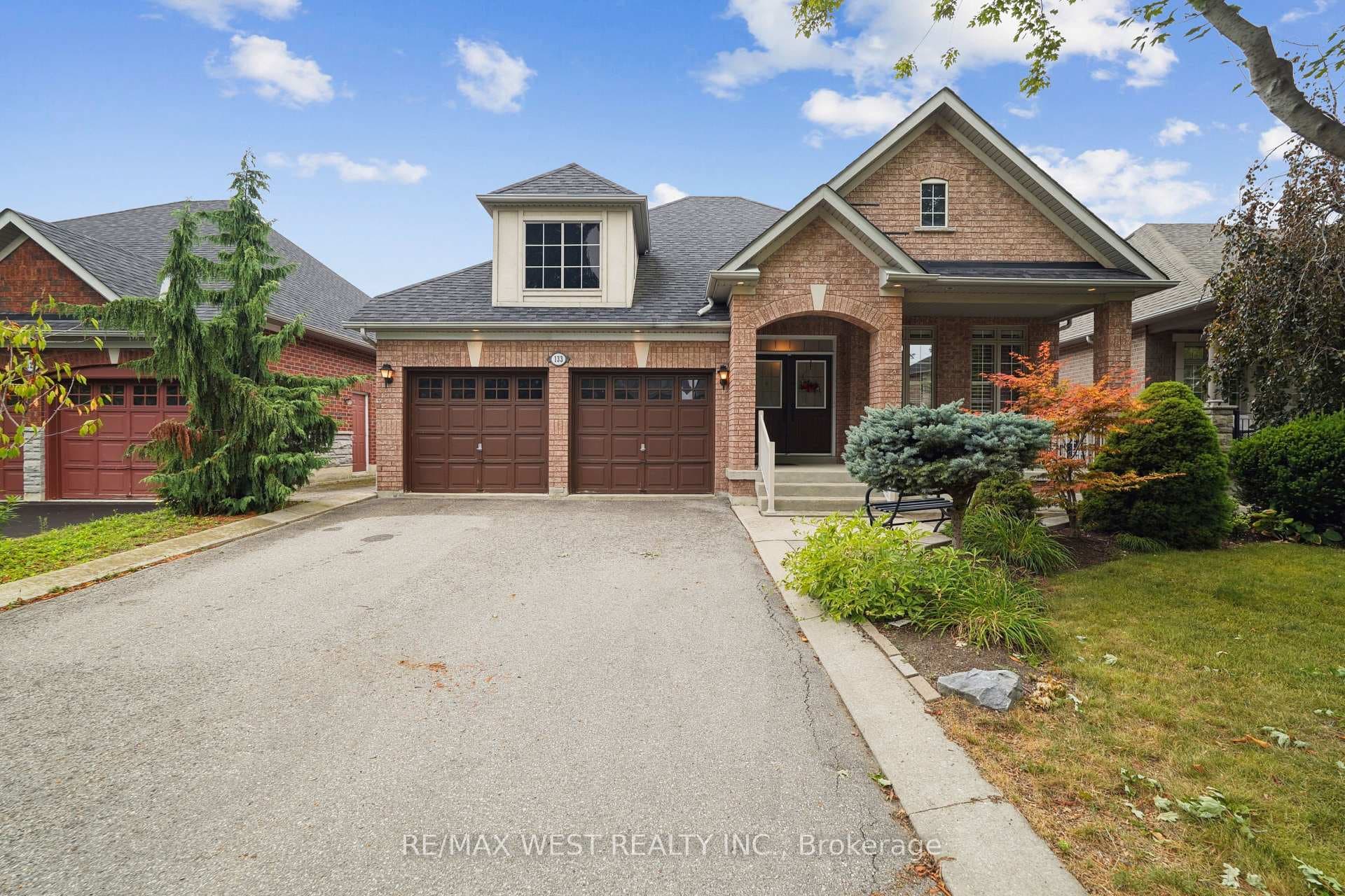 133 Cupola Crescent photo 1