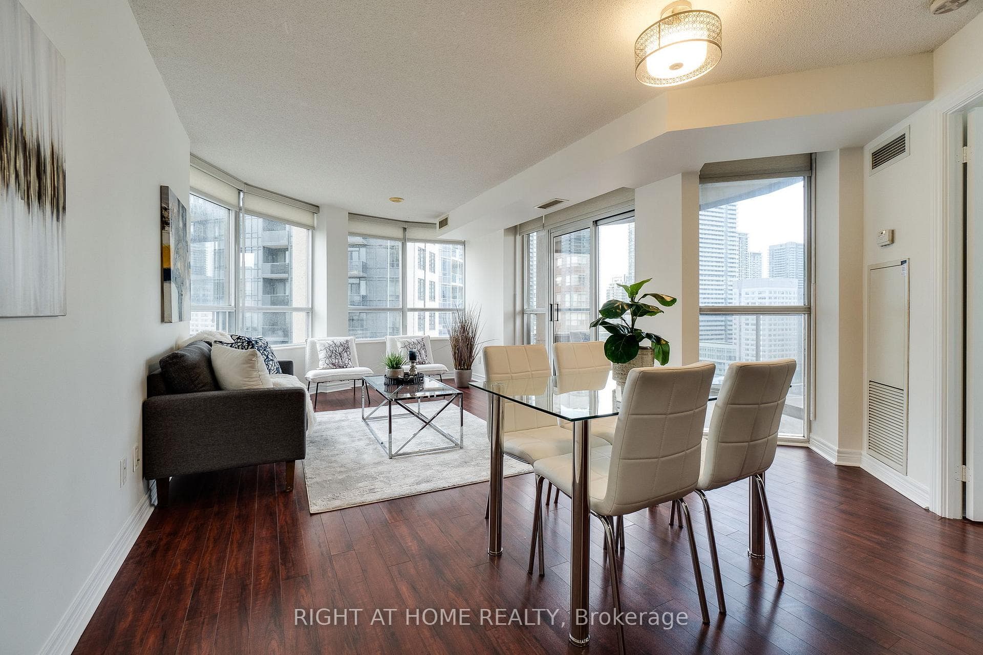 310 Burnhamthorpe Road Unit 1713 photo 8