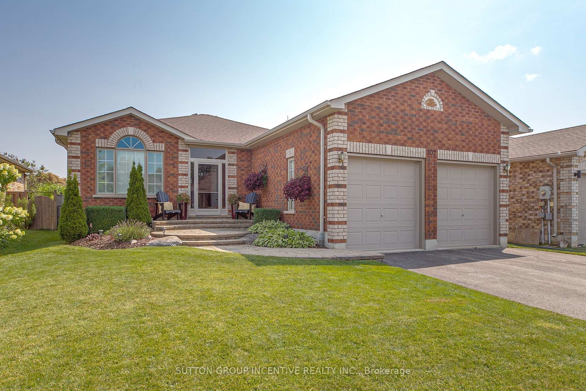 102 Seline Crescent photo 3
